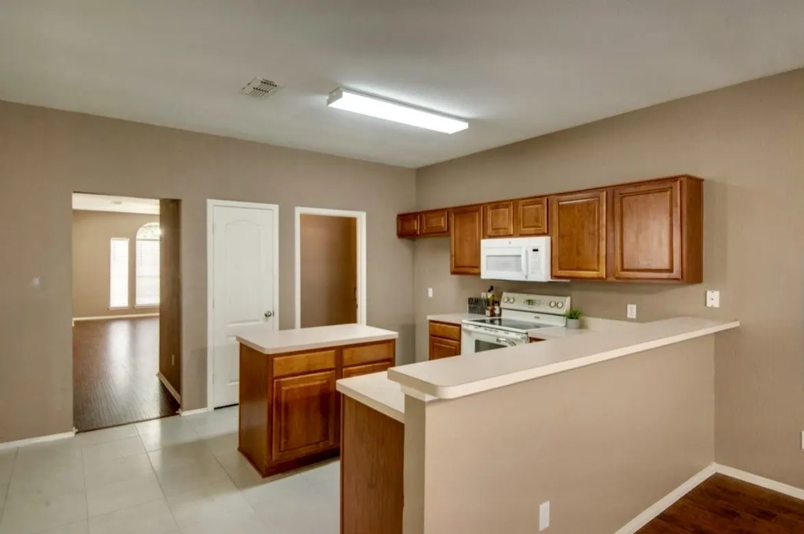 Single Family Residence For Rent in Tarrant County , 3605 Lasso Road, Fort Worth, Texas 76262, 4 Bedroom, 2 Bathroom, 2 Garage spaces, 1,929 Sqft, built in 2001, mls#21407724, Real Estate Agent in Fort Worth, Homes For Rent in Tarrant county, Homes For Rent in Fort Worth, Realtor in Fort Worth Texas, Real Estate Brokerage Independent Realty Texas, Luminita Cordes Realtor