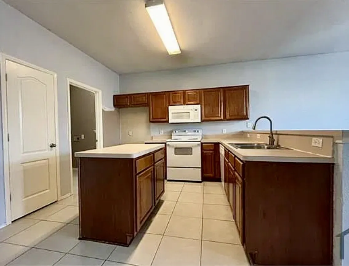 Single Family Residence For Rent in Tarrant County , 3605 Lasso Road, Fort Worth, Texas 76262, 4 Bedroom, 2 Bathroom, 2 Garage spaces, 1,929 Sqft, built in 2001, mls#21407724, Real Estate Agent in Fort Worth, Homes For Rent in Tarrant county, Homes For Rent in Fort Worth, Realtor in Fort Worth Texas, Real Estate Brokerage Independent Realty Texas, Luminita Cordes Realtor