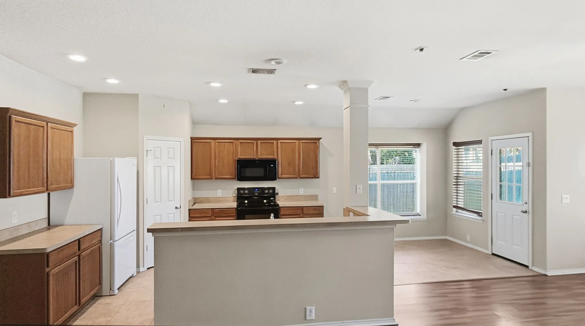 Single Family Residence For Sale in Tarrant County , 1029 Abigail Drive, Arlington, Texas 76002, 3 Bedroom, 2 Bathroom, 2 Garage spaces, 1,804 Sqft, built in 2006, mls#21407737, Real Estate Agent in Arlington, Homes For Sale in Tarrant county, Homes For Sale in Arlington, Realtor in Arlington Texas, Real Estate Brokerage Independent Realty Texas, Luminita Cordes Realtor