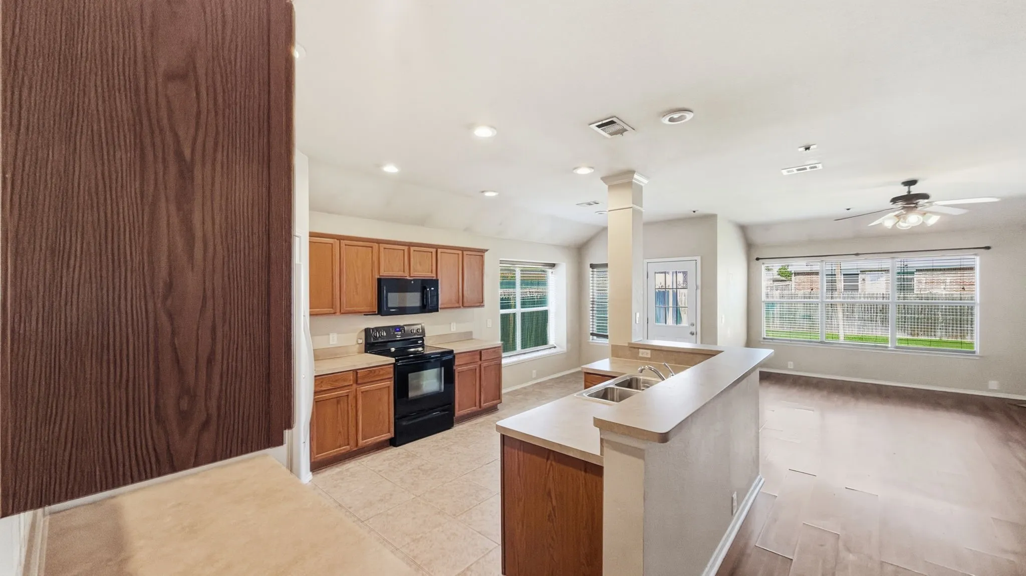 Single Family Residence For Sale in Tarrant County , 1029 Abigail Drive, Arlington, Texas 76002, 3 Bedroom, 2 Bathroom, 2 Garage spaces, 1,804 Sqft, built in 2006, mls#21407737, Real Estate Agent in Arlington, Homes For Sale in Tarrant county, Homes For Sale in Arlington, Realtor in Arlington Texas, Real Estate Brokerage Independent Realty Texas, Luminita Cordes Realtor