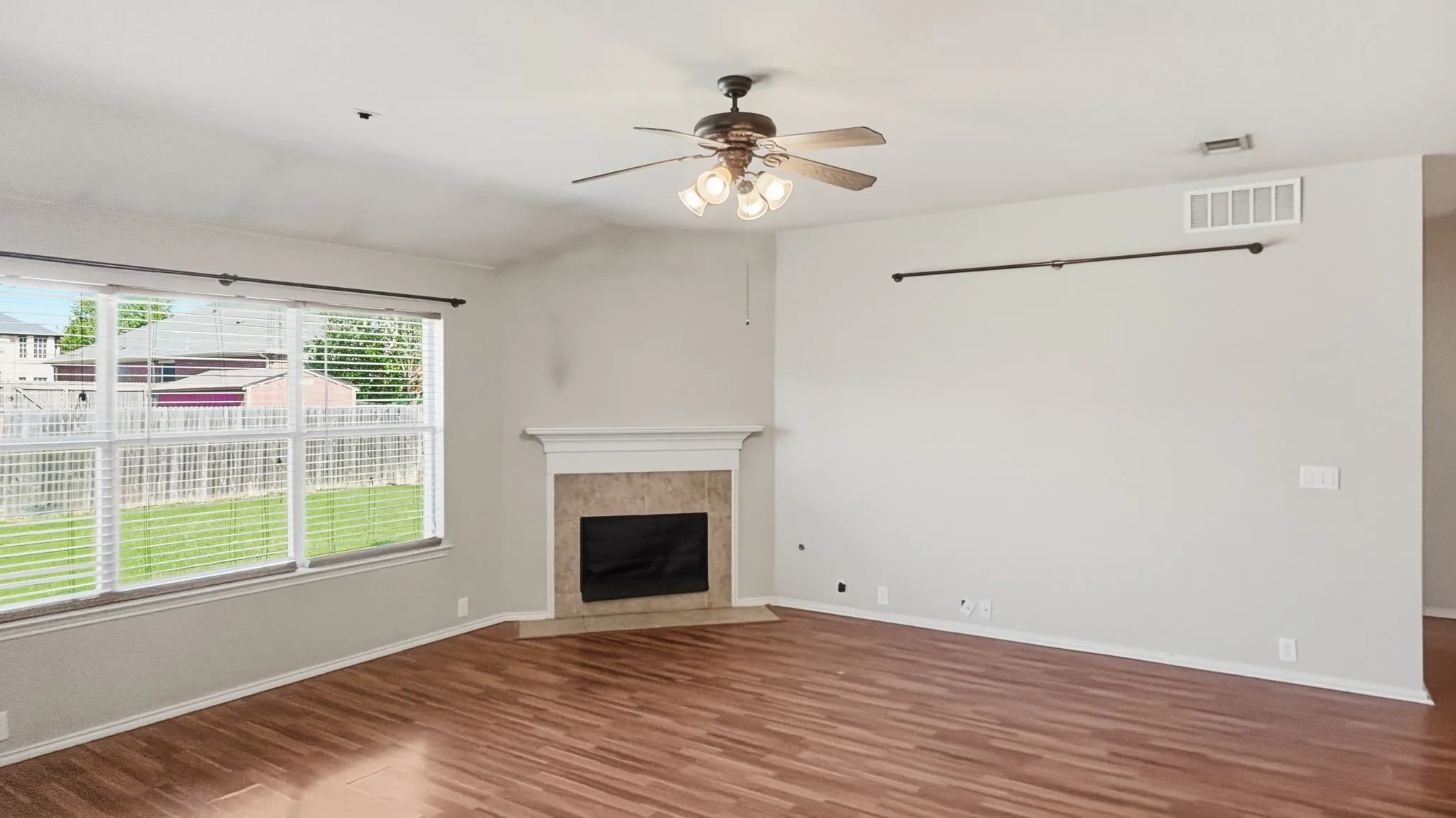 Single Family Residence For Sale in Tarrant County , 1029 Abigail Drive, Arlington, Texas 76002, 3 Bedroom, 2 Bathroom, 2 Garage spaces, 1,804 Sqft, built in 2006, mls#21407737, Real Estate Agent in Arlington, Homes For Sale in Tarrant county, Homes For Sale in Arlington, Realtor in Arlington Texas, Real Estate Brokerage Independent Realty Texas, Luminita Cordes Realtor
