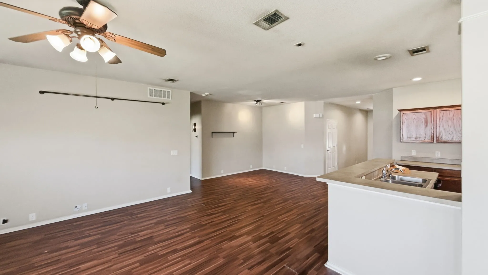 Single Family Residence For Sale in Tarrant County , 1029 Abigail Drive, Arlington, Texas 76002, 3 Bedroom, 2 Bathroom, 2 Garage spaces, 1,804 Sqft, built in 2006, mls#21407737, Real Estate Agent in Arlington, Homes For Sale in Tarrant county, Homes For Sale in Arlington, Realtor in Arlington Texas, Real Estate Brokerage Independent Realty Texas, Luminita Cordes Realtor