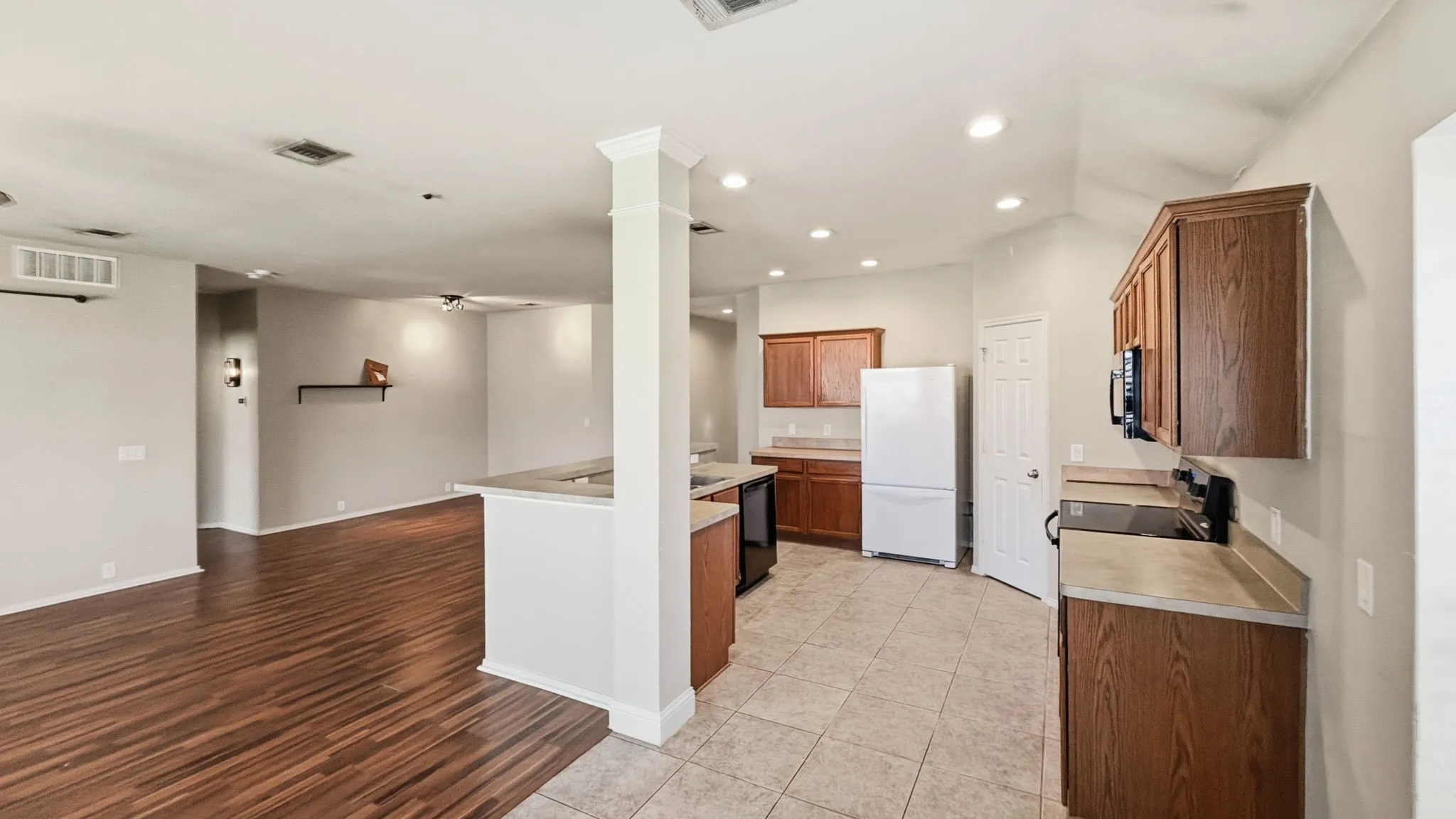 Single Family Residence For Sale in Tarrant County , 1029 Abigail Drive, Arlington, Texas 76002, 3 Bedroom, 2 Bathroom, 2 Garage spaces, 1,804 Sqft, built in 2006, mls#21407737, Real Estate Agent in Arlington, Homes For Sale in Tarrant county, Homes For Sale in Arlington, Realtor in Arlington Texas, Real Estate Brokerage Independent Realty Texas, Luminita Cordes Realtor