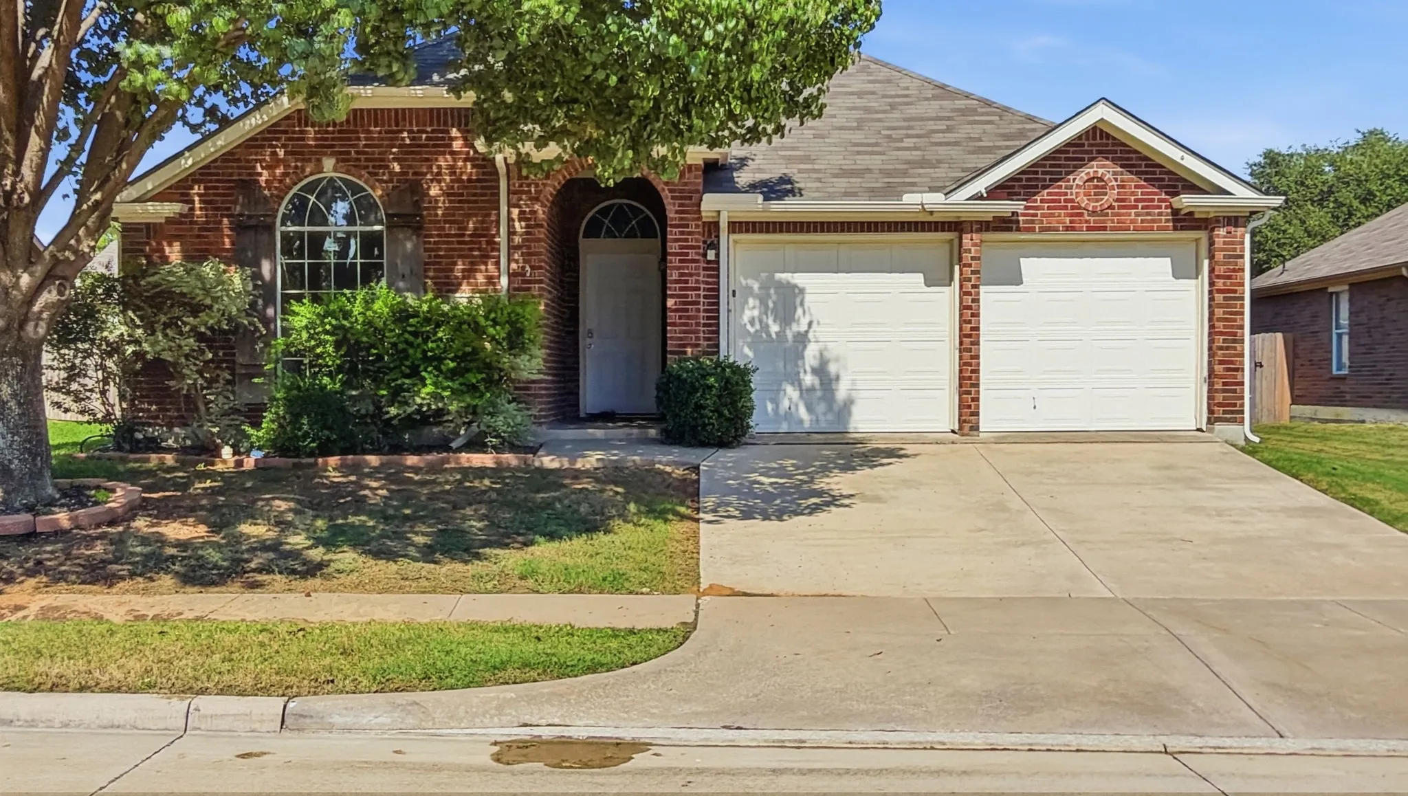 Single Family Residence For Sale in Tarrant County , 1029 Abigail Drive, Arlington, Texas 76002, 3 Bedroom, 2 Bathroom, 2 Garage spaces, 1,804 Sqft, built in 2006, mls#21407737, Real Estate Agent in Arlington, Homes For Sale in Tarrant county, Homes For Sale in Arlington, Realtor in Arlington Texas, Real Estate Brokerage Independent Realty Texas, Luminita Cordes Realtor