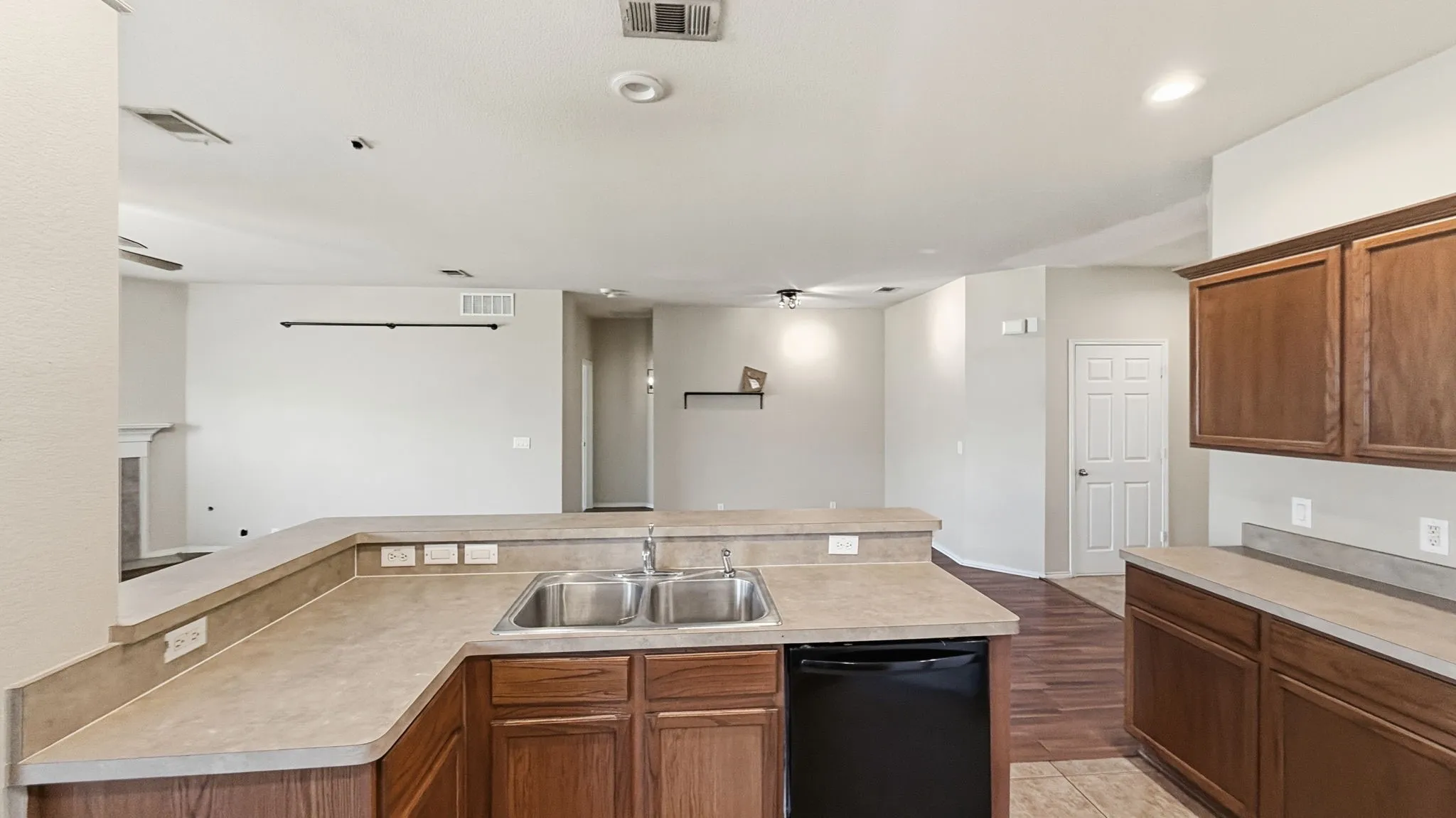 Single Family Residence For Sale in Tarrant County , 1029 Abigail Drive, Arlington, Texas 76002, 3 Bedroom, 2 Bathroom, 2 Garage spaces, 1,804 Sqft, built in 2006, mls#21407737, Real Estate Agent in Arlington, Homes For Sale in Tarrant county, Homes For Sale in Arlington, Realtor in Arlington Texas, Real Estate Brokerage Independent Realty Texas, Luminita Cordes Realtor
