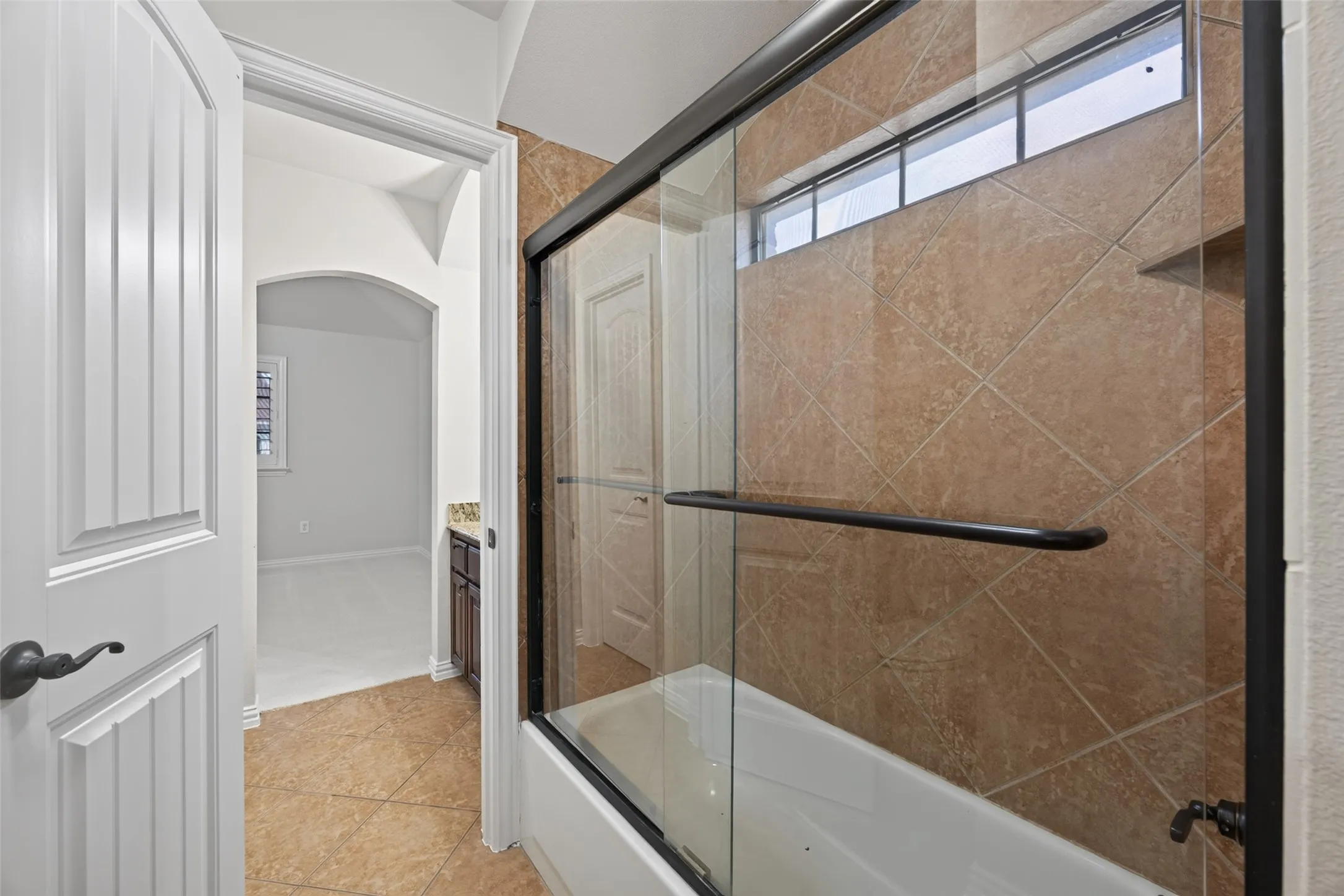 Jack and Jill bathroom connect 4th and 5th bedrooms.