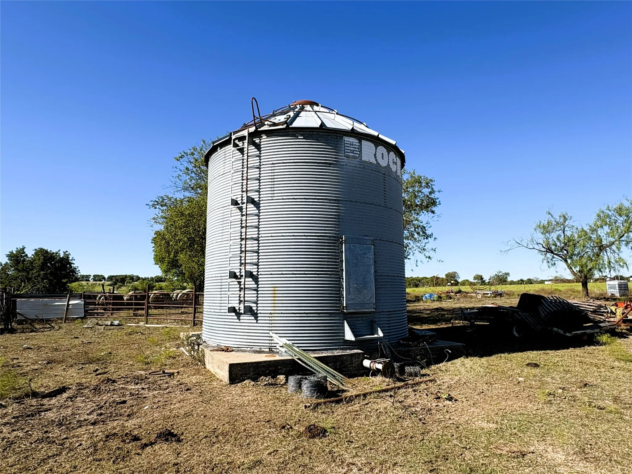 Farm For Sale in Mc Lennan County , 2379 Spring Valley Road, Lorena, Texas 76655, 4 Bedroom, 3 Bathroom, 3 Garage spaces, 2,645 Sqft, built in 1972, mls#21402862, Real Estate Agent in Lorena, Homes For Sale in Mc Lennan county, Homes For Sale in Lorena, Realtor in Lorena Texas, Real Estate Brokerage Independent Realty Texas, Luminita Cordes Realtor