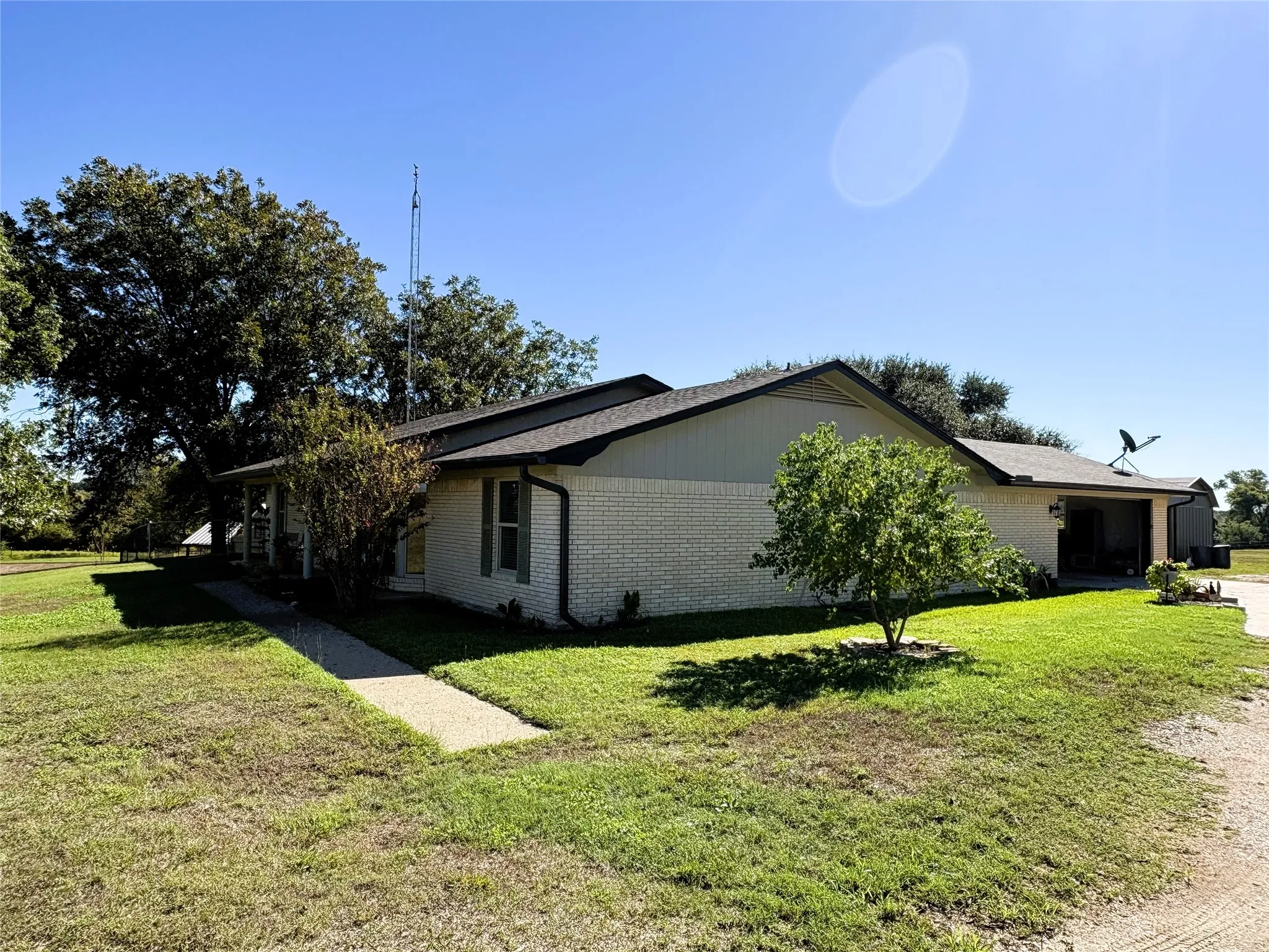 Farm For Sale in Mc Lennan County , 2379 Spring Valley Road, Lorena, Texas 76655, 4 Bedroom, 3 Bathroom, 3 Garage spaces, 2,645 Sqft, built in 1972, mls#21402862, Real Estate Agent in Lorena, Homes For Sale in Mc Lennan county, Homes For Sale in Lorena, Realtor in Lorena Texas, Real Estate Brokerage Independent Realty Texas, Luminita Cordes Realtor