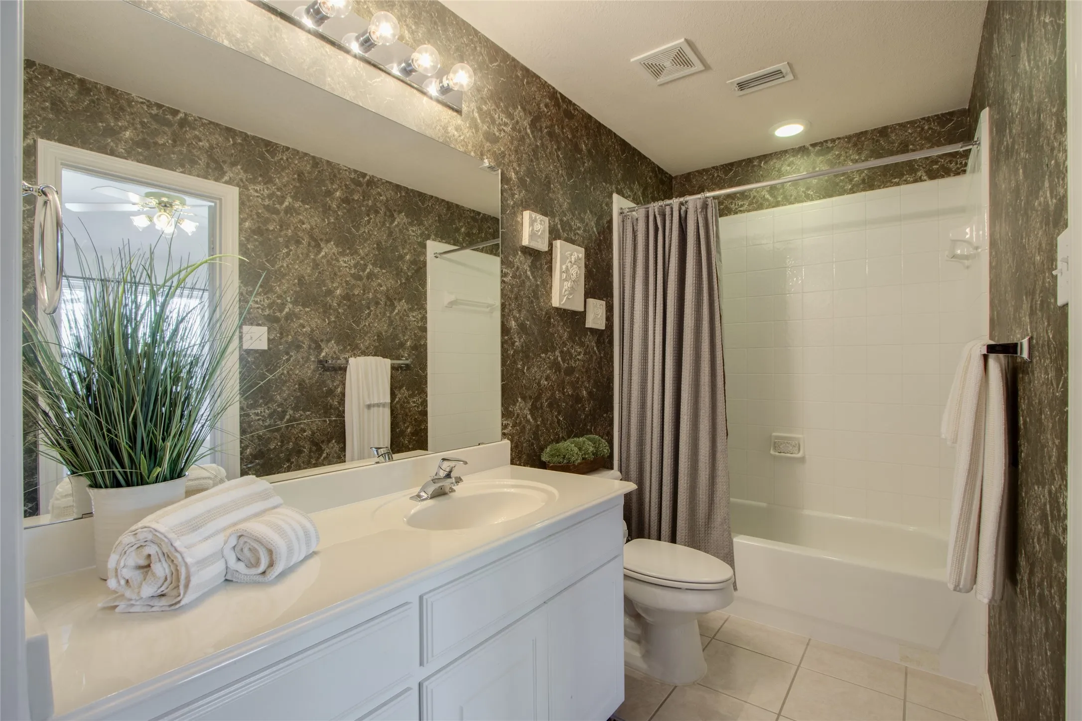 Single Family Residence For Sale in Denton County , 2705 Quail Cove Drive, Highland Village, Texas 75077, 4 Bedroom, 4 Bathroom, 5 Garage spaces, 3,505 Sqft, built in 2001, mls#21381414, Real Estate Agent in Highland Village, Homes For Sale in Denton county, Homes For Sale in Highland Village, Realtor in Highland Village Texas, Real Estate Brokerage Independent Realty Texas, Luminita Cordes Realtor