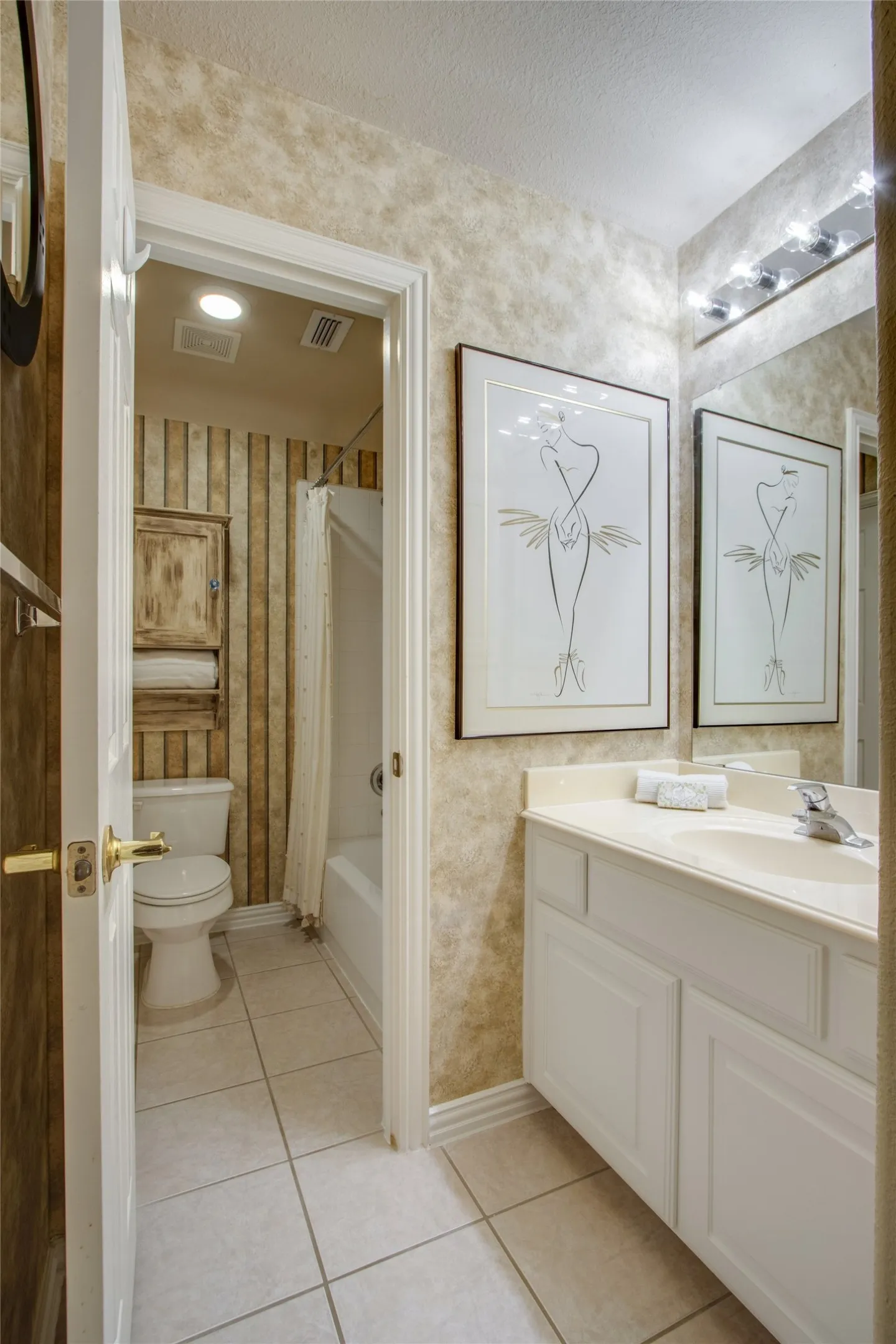 Single Family Residence For Sale in Denton County , 2705 Quail Cove Drive, Highland Village, Texas 75077, 4 Bedroom, 4 Bathroom, 5 Garage spaces, 3,505 Sqft, built in 2001, mls#21381414, Real Estate Agent in Highland Village, Homes For Sale in Denton county, Homes For Sale in Highland Village, Realtor in Highland Village Texas, Real Estate Brokerage Independent Realty Texas, Luminita Cordes Realtor