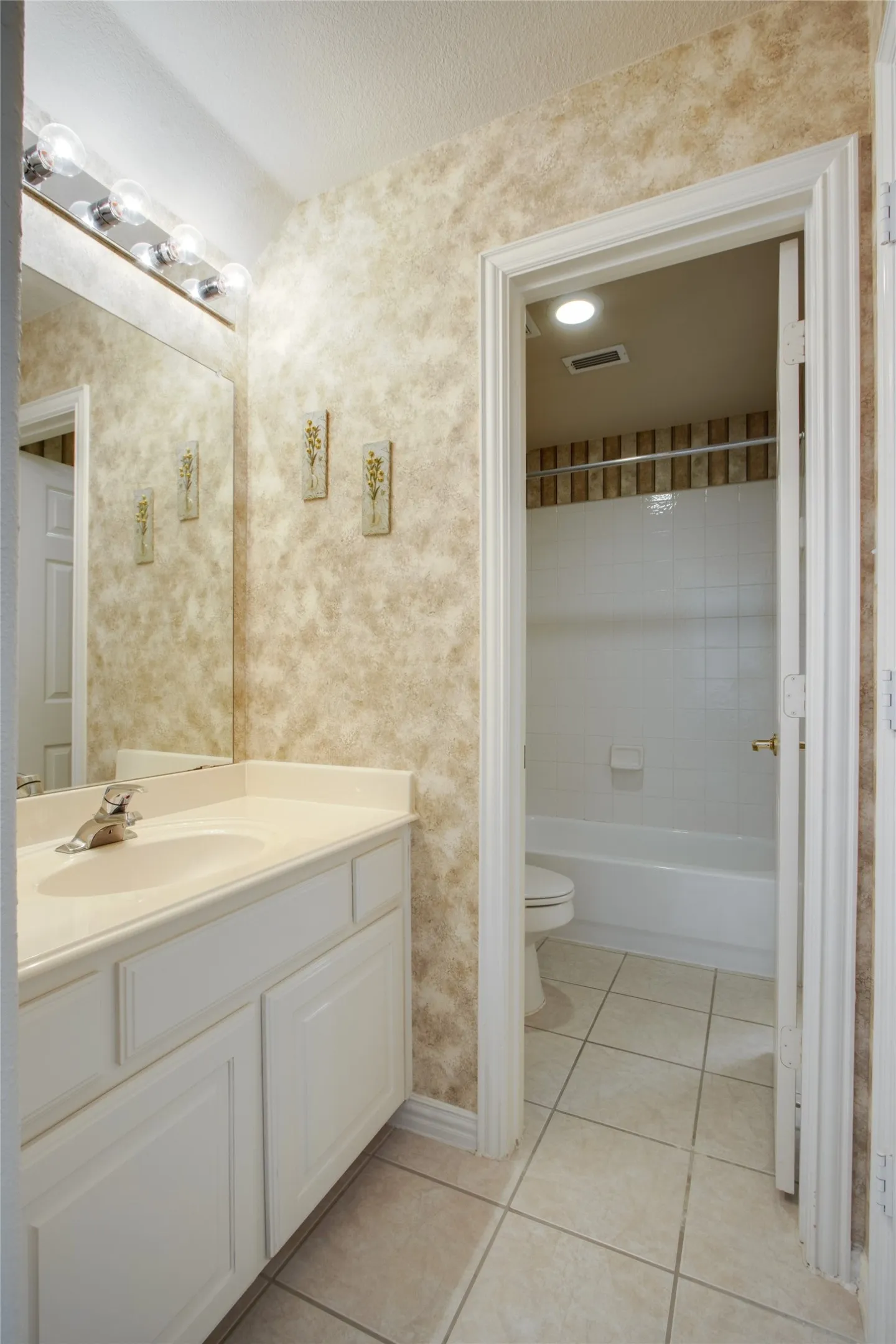 Single Family Residence For Sale in Denton County , 2705 Quail Cove Drive, Highland Village, Texas 75077, 4 Bedroom, 4 Bathroom, 5 Garage spaces, 3,505 Sqft, built in 2001, mls#21381414, Real Estate Agent in Highland Village, Homes For Sale in Denton county, Homes For Sale in Highland Village, Realtor in Highland Village Texas, Real Estate Brokerage Independent Realty Texas, Luminita Cordes Realtor