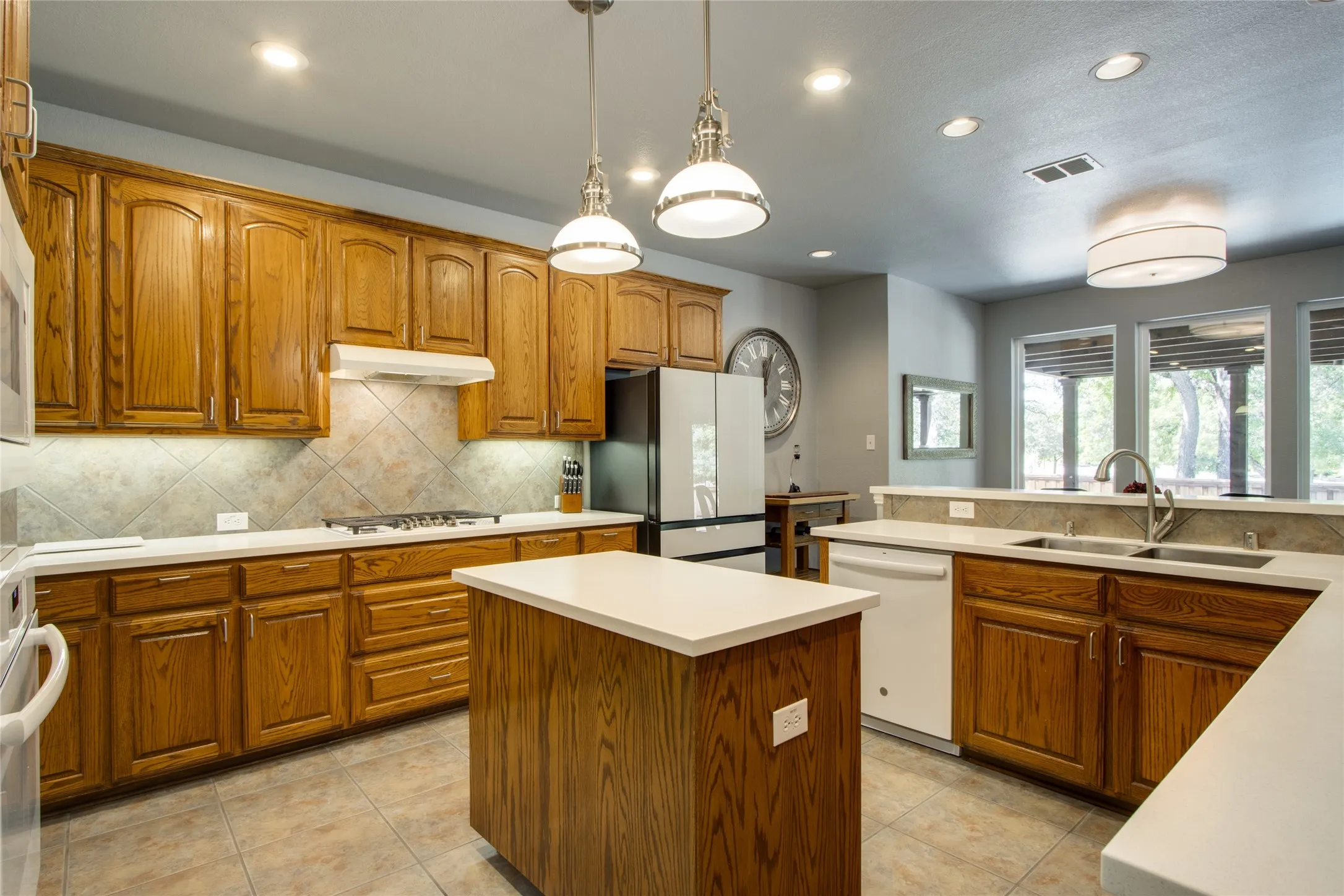 Single Family Residence For Sale in Denton County , 2705 Quail Cove Drive, Highland Village, Texas 75077, 4 Bedroom, 4 Bathroom, 5 Garage spaces, 3,505 Sqft, built in 2001, mls#21381414, Real Estate Agent in Highland Village, Homes For Sale in Denton county, Homes For Sale in Highland Village, Realtor in Highland Village Texas, Real Estate Brokerage Independent Realty Texas, Luminita Cordes Realtor