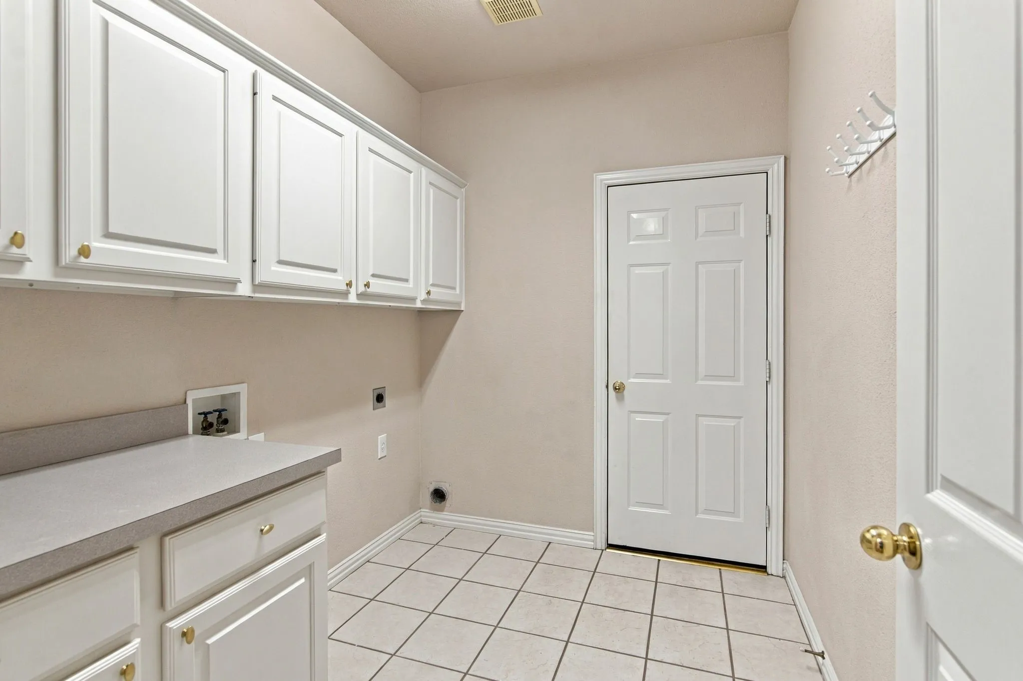Single Family Residence For Sale in Tarrant County , 636 Wyndham Circle, Keller, Texas 76248, 3 Bedroom, 2 Bathroom, 1 Garage spaces, 1,650 Sqft, built in 1997, mls#21407163, Real Estate Agent in Keller, Homes For Sale in Tarrant county, Homes For Sale in Keller, Realtor in Keller Texas, Real Estate Brokerage Independent Realty Texas, Luminita Cordes Realtor