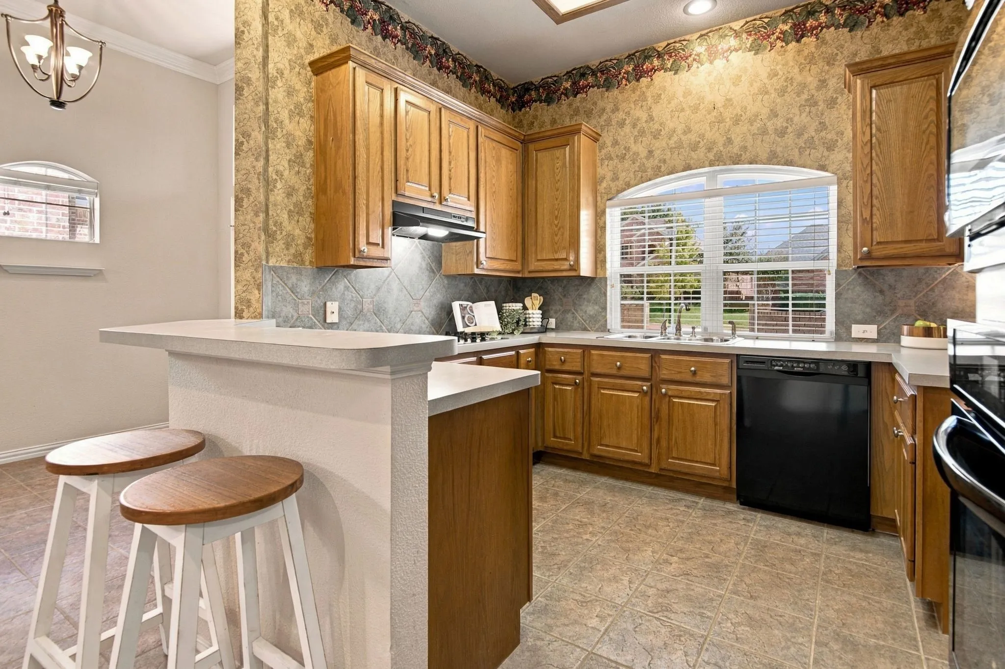 Single Family Residence For Sale in Tarrant County , 636 Wyndham Circle, Keller, Texas 76248, 3 Bedroom, 2 Bathroom, 1 Garage spaces, 1,650 Sqft, built in 1997, mls#21407163, Real Estate Agent in Keller, Homes For Sale in Tarrant county, Homes For Sale in Keller, Realtor in Keller Texas, Real Estate Brokerage Independent Realty Texas, Luminita Cordes Realtor