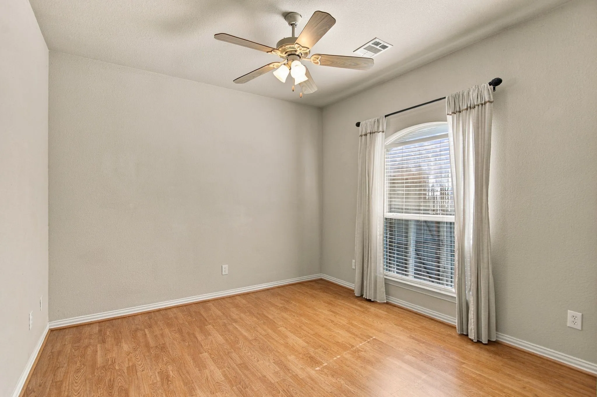 Single Family Residence For Sale in Tarrant County , 636 Wyndham Circle, Keller, Texas 76248, 3 Bedroom, 2 Bathroom, 1 Garage spaces, 1,650 Sqft, built in 1997, mls#21407163, Real Estate Agent in Keller, Homes For Sale in Tarrant county, Homes For Sale in Keller, Realtor in Keller Texas, Real Estate Brokerage Independent Realty Texas, Luminita Cordes Realtor