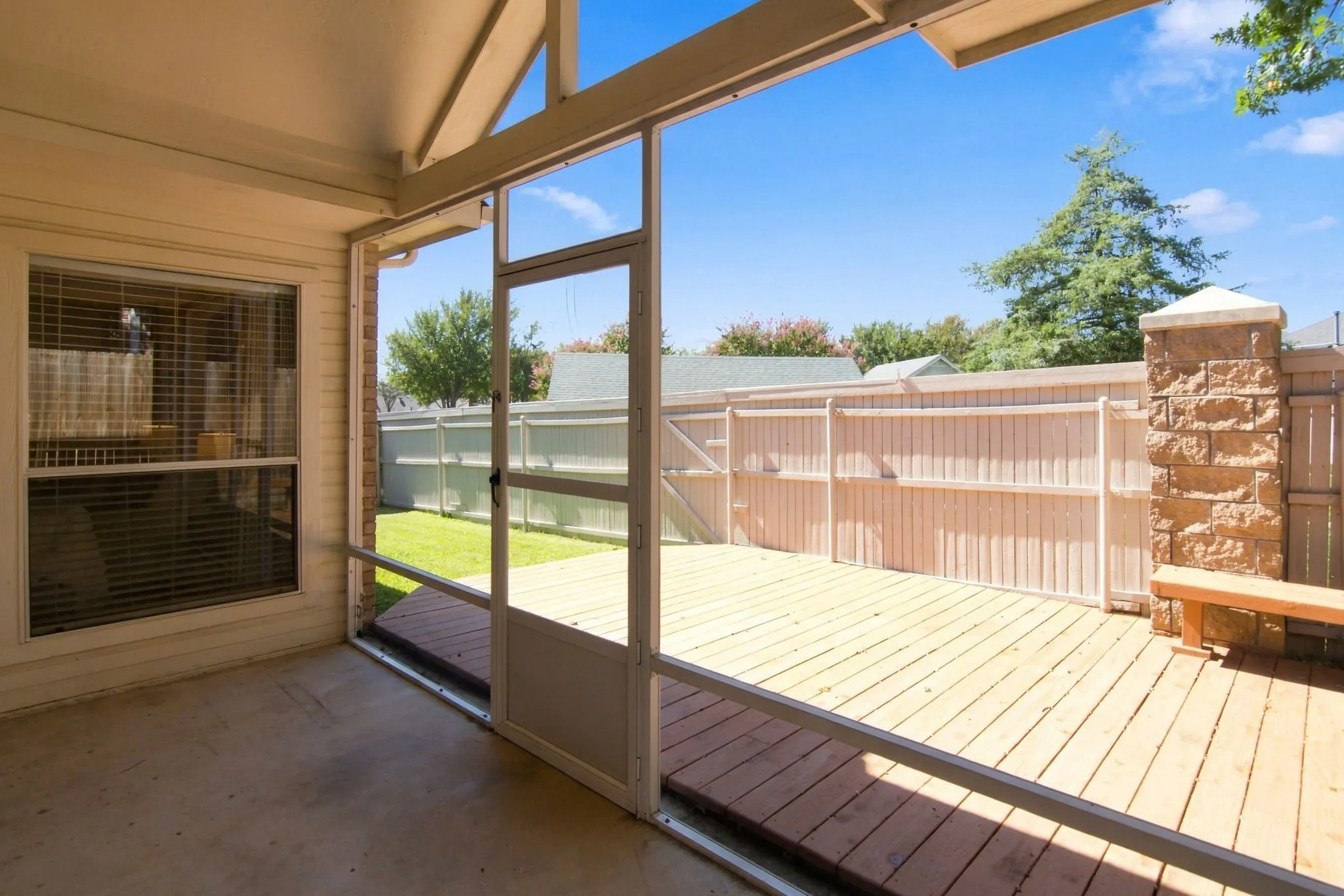 Single Family Residence For Sale in Tarrant County , 636 Wyndham Circle, Keller, Texas 76248, 3 Bedroom, 2 Bathroom, 1 Garage spaces, 1,650 Sqft, built in 1997, mls#21407163, Real Estate Agent in Keller, Homes For Sale in Tarrant county, Homes For Sale in Keller, Realtor in Keller Texas, Real Estate Brokerage Independent Realty Texas, Luminita Cordes Realtor