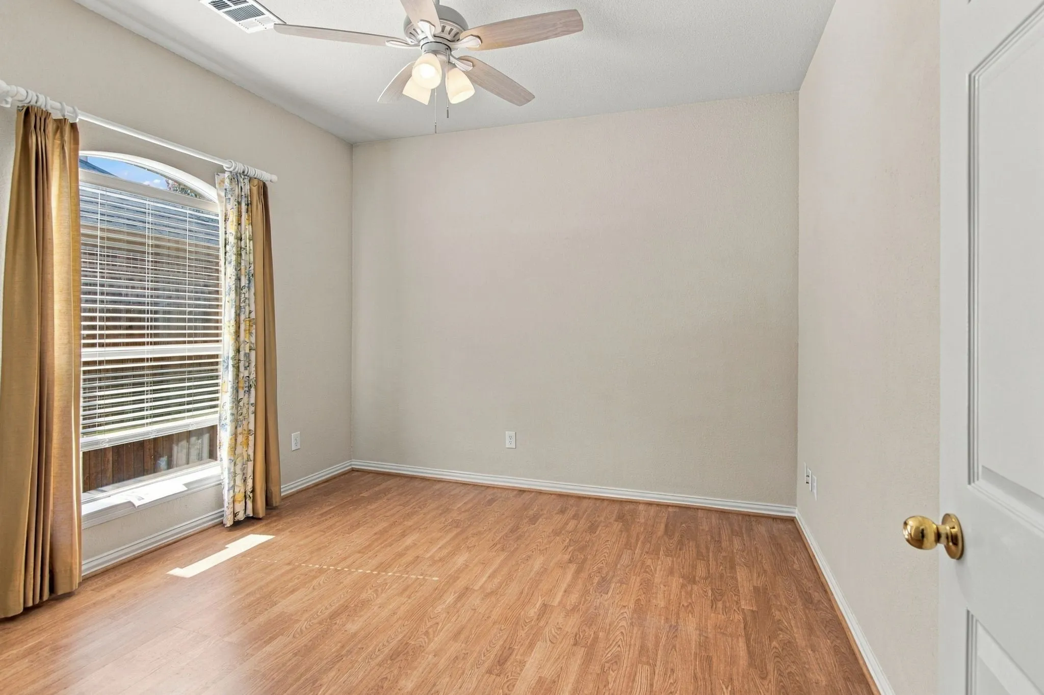 Single Family Residence For Sale in Tarrant County , 636 Wyndham Circle, Keller, Texas 76248, 3 Bedroom, 2 Bathroom, 1 Garage spaces, 1,650 Sqft, built in 1997, mls#21407163, Real Estate Agent in Keller, Homes For Sale in Tarrant county, Homes For Sale in Keller, Realtor in Keller Texas, Real Estate Brokerage Independent Realty Texas, Luminita Cordes Realtor