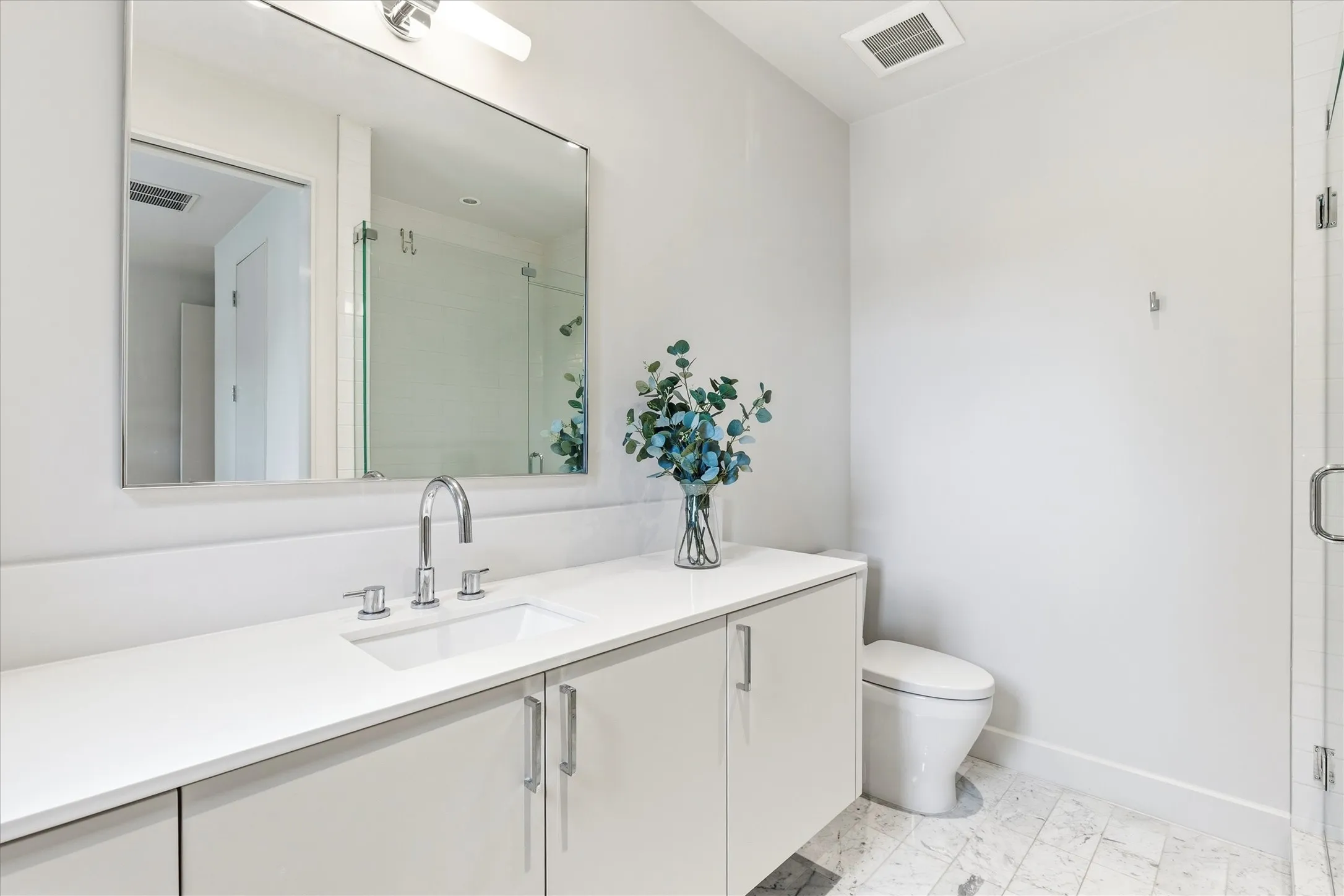 private ensuite 2 of 4