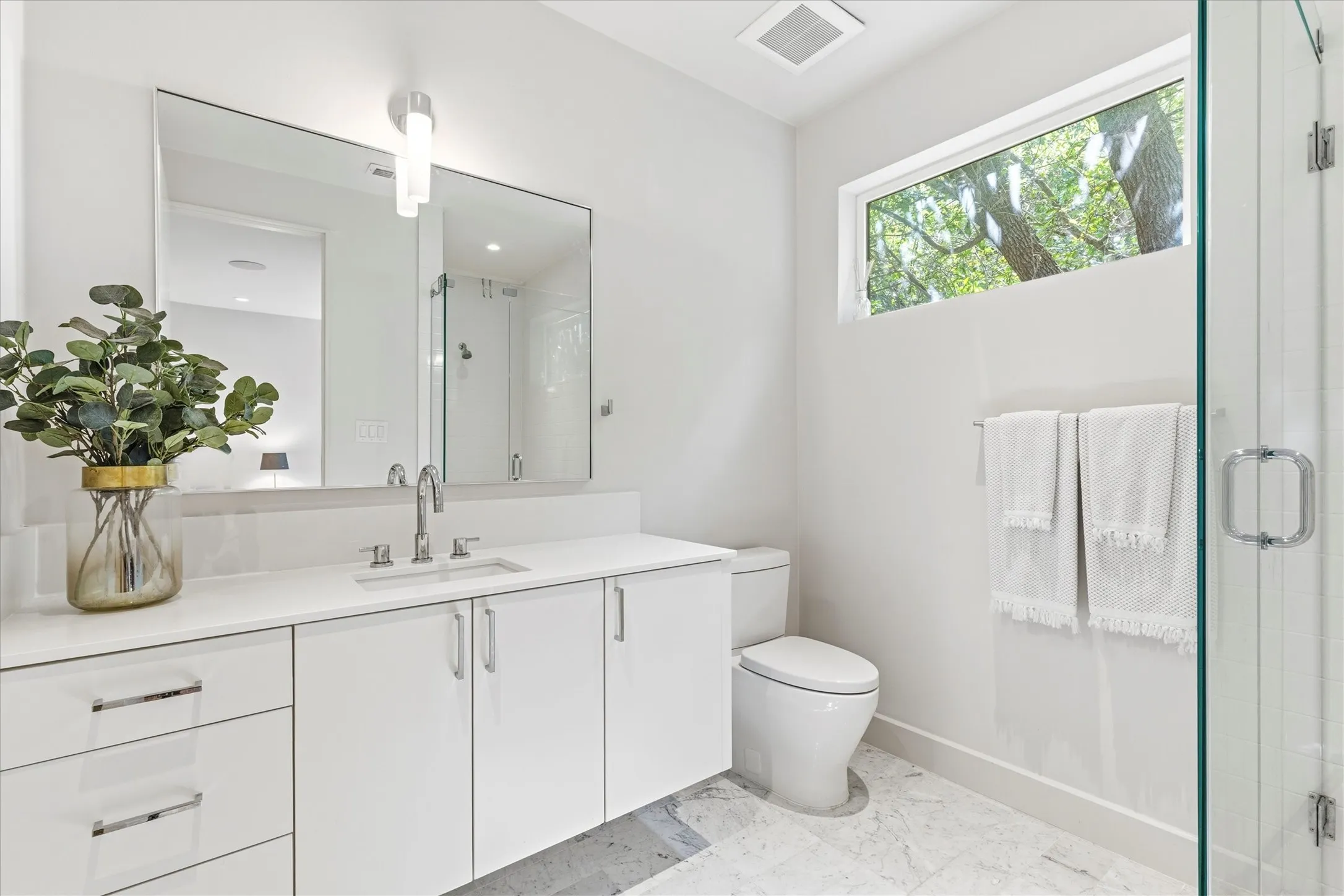 private ensuite 4 of 4