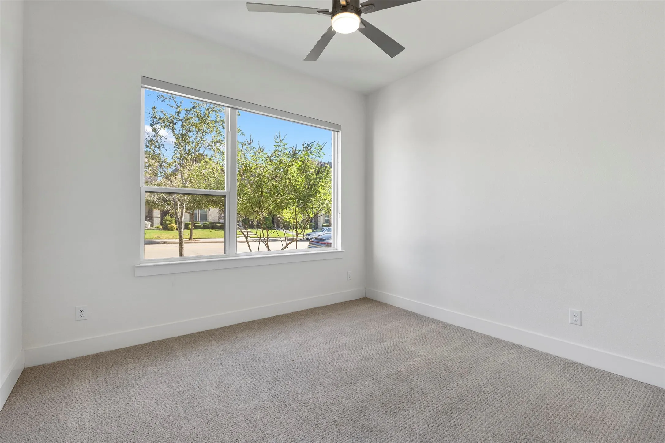 Large secondary bedroom on the 1st level