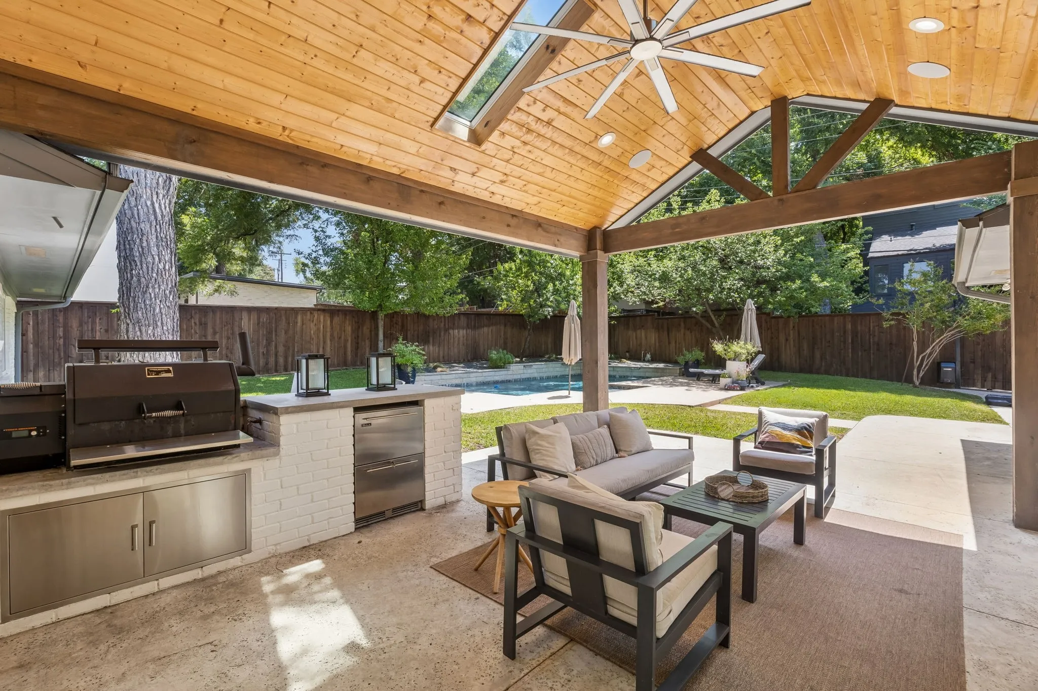 Covered patio featuring a wood-finish vaulted ceiling, recessed lighting, and a ceiling fan