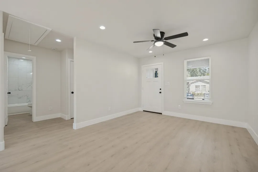 Single Family Residence For Sale in Dallas County , 2711 Springdale Street, Dallas, Texas 75210, 2 Bedroom, 1 Bathroom, Garage spaces, 792 Sqft, built in 1949, mls#21407308, Real Estate Agent in Dallas, Homes For Sale in Dallas county, Homes For Sale in Dallas, Realtor in Dallas Texas, Real Estate Brokerage Independent Realty Texas, Luminita Cordes Realtor