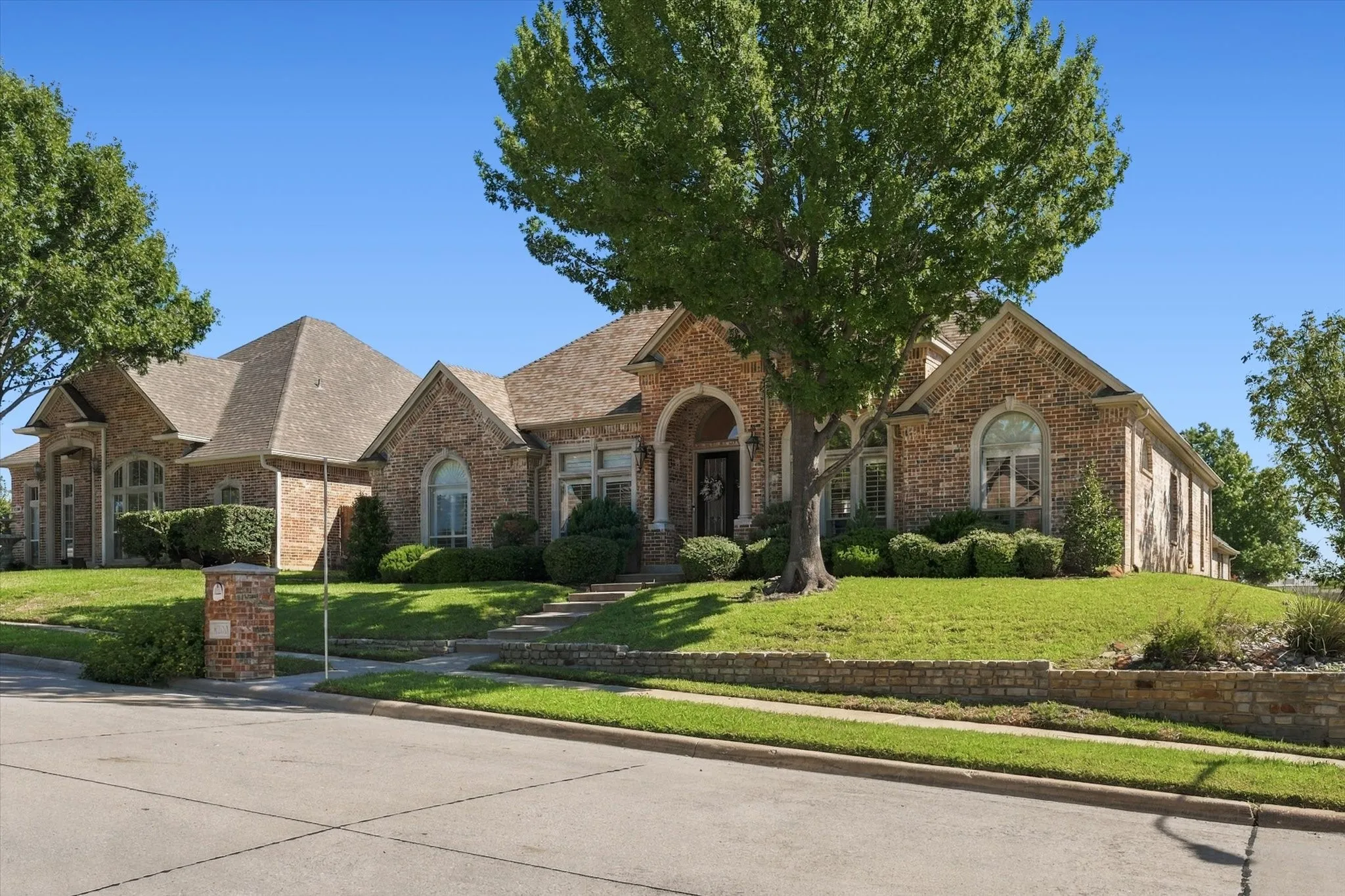 Single Family Residence For Sale in Tarrant County , 8200 Edgemont Court, North Richland Hills, Texas 76182, 4 Bedroom, 3 Bathroom, 2 Garage spaces, 2,588 Sqft, built in 2000, mls#21407168, Real Estate Agent in North Richland Hills, Homes For Sale in Tarrant county, Homes For Sale in North Richland Hills, Realtor in North Richland Hills Texas, Real Estate Brokerage Independent Realty Texas, Luminita Cordes Realtor