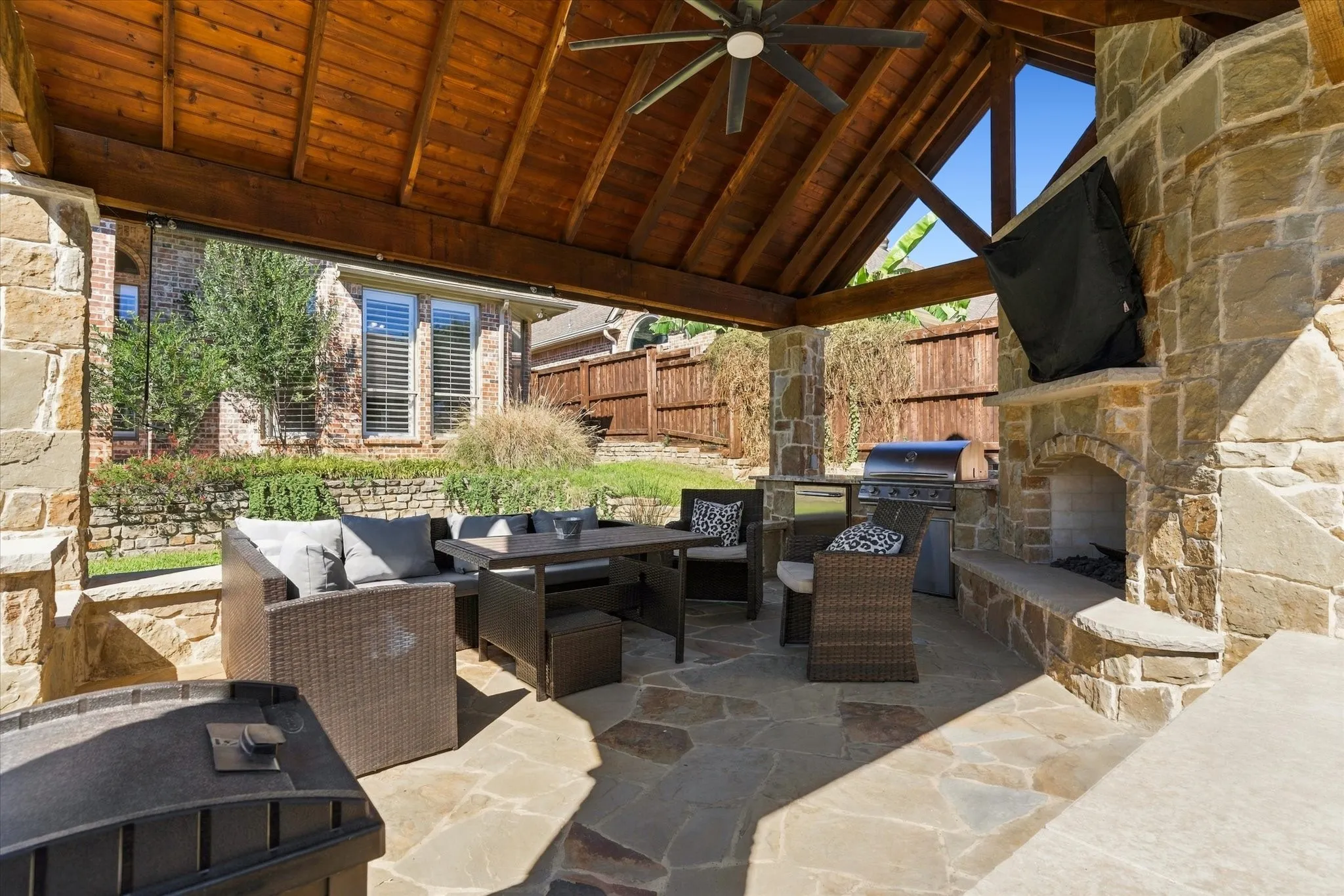 Single Family Residence For Sale in Tarrant County , 8200 Edgemont Court, North Richland Hills, Texas 76182, 4 Bedroom, 3 Bathroom, 2 Garage spaces, 2,588 Sqft, built in 2000, mls#21407168, Real Estate Agent in North Richland Hills, Homes For Sale in Tarrant county, Homes For Sale in North Richland Hills, Realtor in North Richland Hills Texas, Real Estate Brokerage Independent Realty Texas, Luminita Cordes Realtor