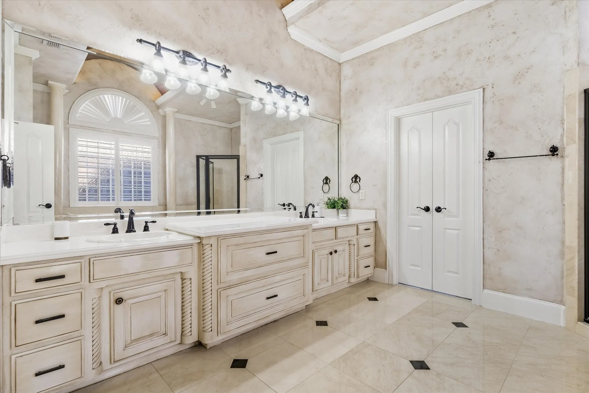 Single Family Residence For Sale in Tarrant County , 8200 Edgemont Court, North Richland Hills, Texas 76182, 4 Bedroom, 3 Bathroom, 2 Garage spaces, 2,588 Sqft, built in 2000, mls#21407168, Real Estate Agent in North Richland Hills, Homes For Sale in Tarrant county, Homes For Sale in North Richland Hills, Realtor in North Richland Hills Texas, Real Estate Brokerage Independent Realty Texas, Luminita Cordes Realtor