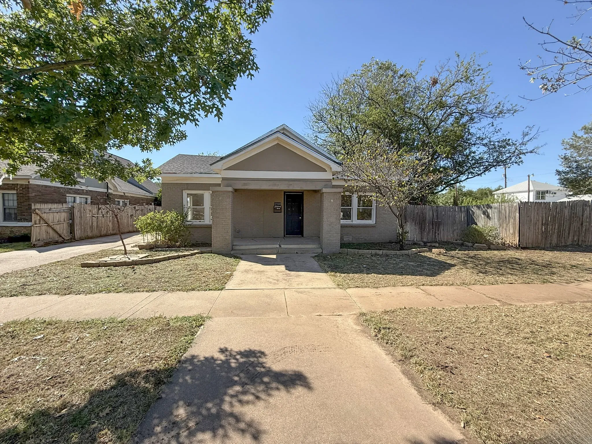 Single Family Residence For Sale in Taylor County , 1910 Sayles Boulevard, Abilene, Texas 79605, 4 Bedroom, 2 Bathroom, Garage spaces, 1,780 Sqft, built in 1927, mls#21346467, Real Estate Agent in Abilene, Homes For Sale in Taylor county, Homes For Sale in Abilene, Realtor in Abilene Texas, Real Estate Brokerage Independent Realty Texas, Luminita Cordes Realtor