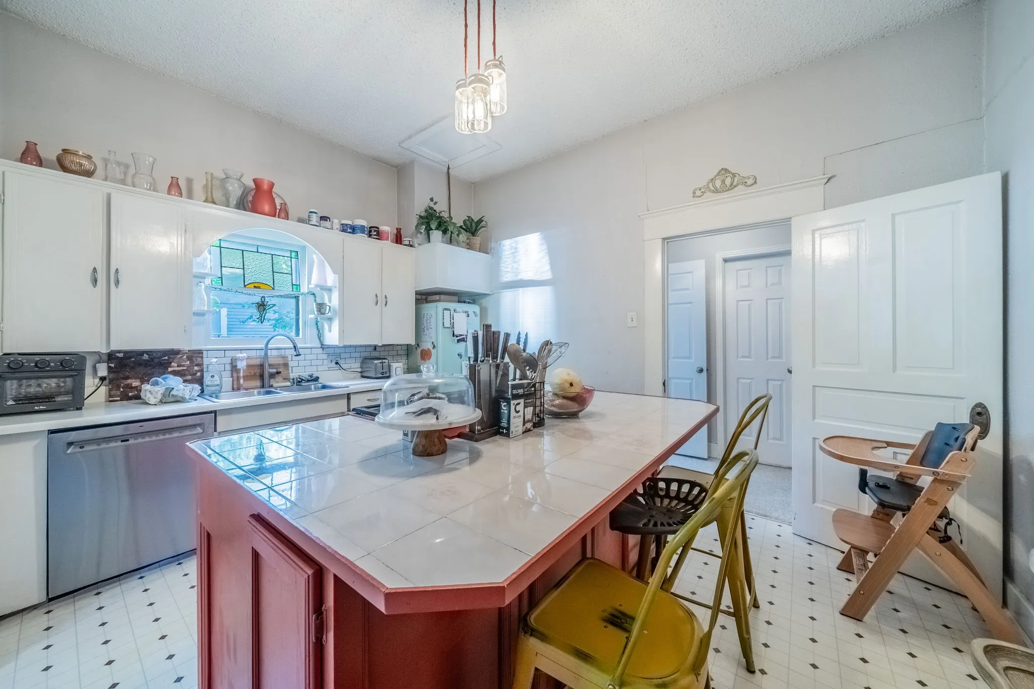 Single Family Residence For Sale in Ellis County , 200 Williams Street, Waxahachie, Texas 75165, 3 Bedroom, 2 Bathroom, Garage spaces, 1,260 Sqft, built in 1905, mls#21407468, Real Estate Agent in Waxahachie, Homes For Sale in Ellis county, Homes For Sale in Waxahachie, Realtor in Waxahachie Texas, Real Estate Brokerage Independent Realty Texas, Luminita Cordes Realtor