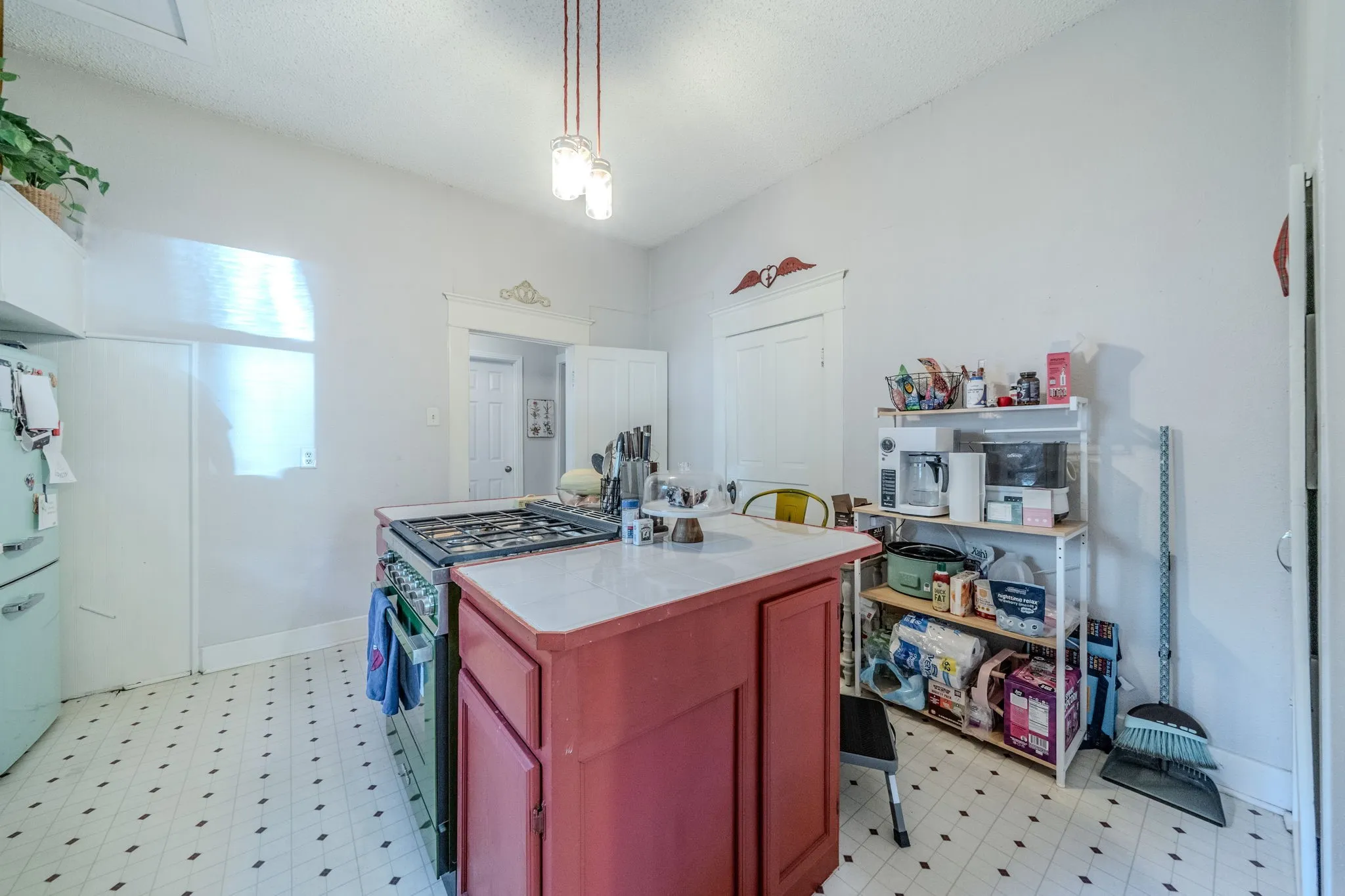 Single Family Residence For Sale in Ellis County , 200 Williams Street, Waxahachie, Texas 75165, 3 Bedroom, 2 Bathroom, Garage spaces, 1,260 Sqft, built in 1905, mls#21407468, Real Estate Agent in Waxahachie, Homes For Sale in Ellis county, Homes For Sale in Waxahachie, Realtor in Waxahachie Texas, Real Estate Brokerage Independent Realty Texas, Luminita Cordes Realtor