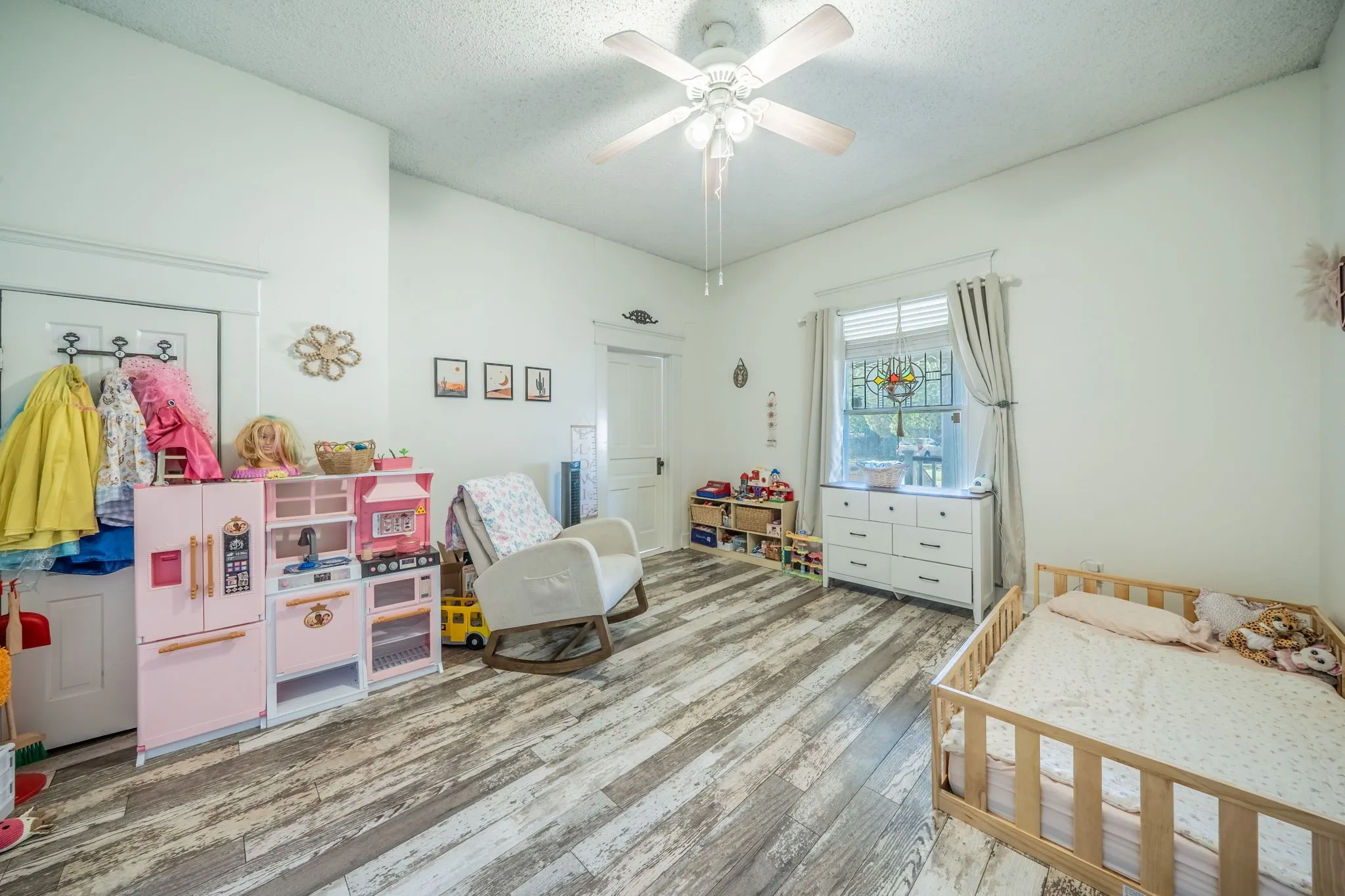 Single Family Residence For Sale in Ellis County , 200 Williams Street, Waxahachie, Texas 75165, 3 Bedroom, 2 Bathroom, Garage spaces, 1,260 Sqft, built in 1905, mls#21407468, Real Estate Agent in Waxahachie, Homes For Sale in Ellis county, Homes For Sale in Waxahachie, Realtor in Waxahachie Texas, Real Estate Brokerage Independent Realty Texas, Luminita Cordes Realtor