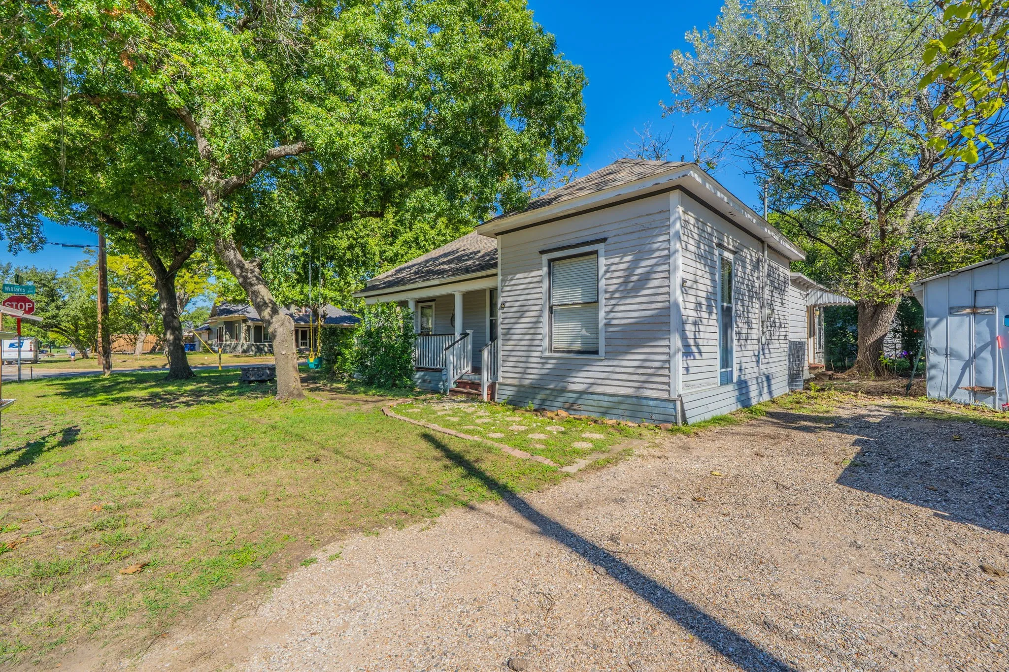 Single Family Residence For Sale in Ellis County , 200 Williams Street, Waxahachie, Texas 75165, 3 Bedroom, 2 Bathroom, Garage spaces, 1,260 Sqft, built in 1905, mls#21407468, Real Estate Agent in Waxahachie, Homes For Sale in Ellis county, Homes For Sale in Waxahachie, Realtor in Waxahachie Texas, Real Estate Brokerage Independent Realty Texas, Luminita Cordes Realtor