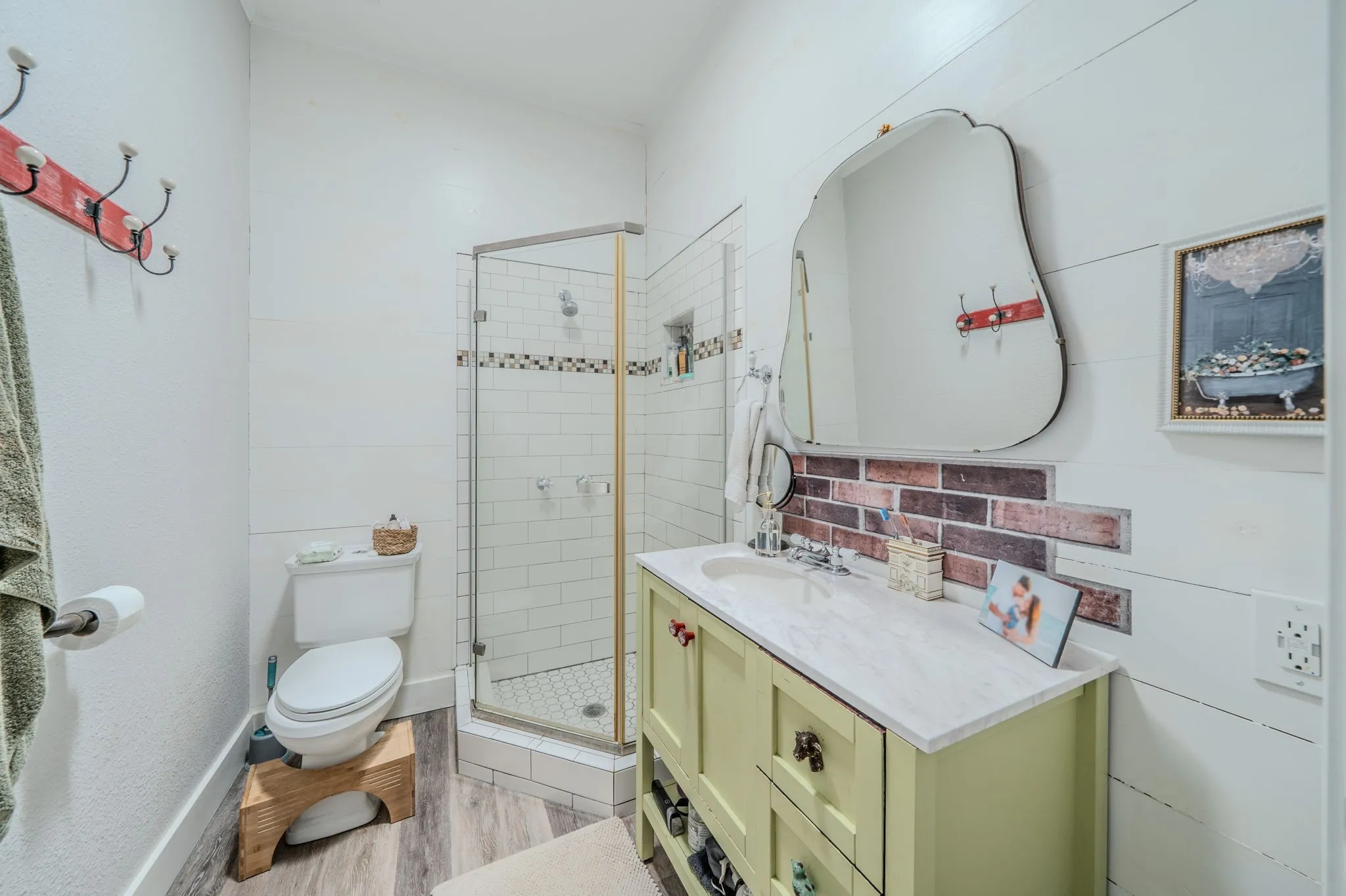 Single Family Residence For Sale in Ellis County , 200 Williams Street, Waxahachie, Texas 75165, 3 Bedroom, 2 Bathroom, Garage spaces, 1,260 Sqft, built in 1905, mls#21407468, Real Estate Agent in Waxahachie, Homes For Sale in Ellis county, Homes For Sale in Waxahachie, Realtor in Waxahachie Texas, Real Estate Brokerage Independent Realty Texas, Luminita Cordes Realtor
