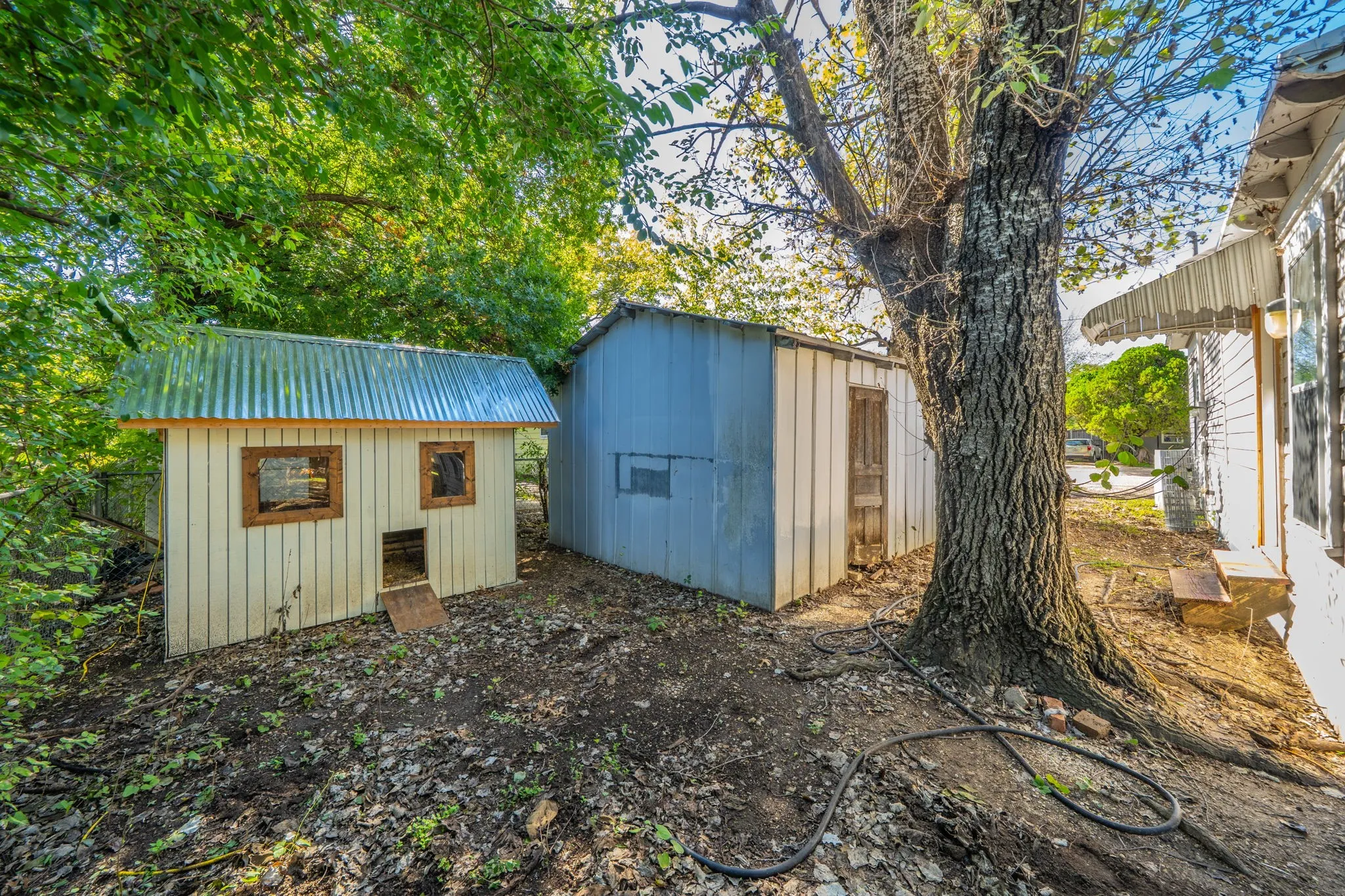 Single Family Residence For Sale in Ellis County , 200 Williams Street, Waxahachie, Texas 75165, 3 Bedroom, 2 Bathroom, Garage spaces, 1,260 Sqft, built in 1905, mls#21407468, Real Estate Agent in Waxahachie, Homes For Sale in Ellis county, Homes For Sale in Waxahachie, Realtor in Waxahachie Texas, Real Estate Brokerage Independent Realty Texas, Luminita Cordes Realtor