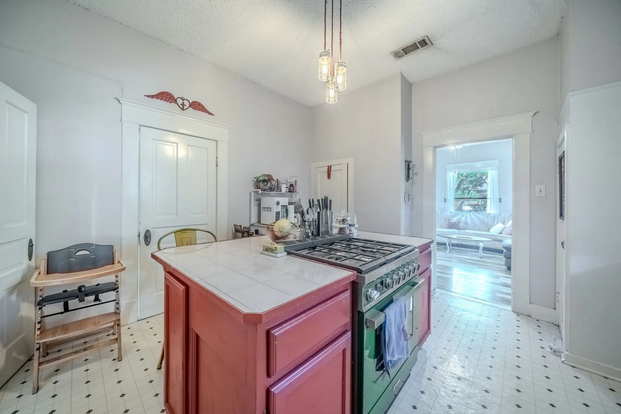 Single Family Residence For Sale in Ellis County , 200 Williams Street, Waxahachie, Texas 75165, 3 Bedroom, 2 Bathroom, Garage spaces, 1,260 Sqft, built in 1905, mls#21407468, Real Estate Agent in Waxahachie, Homes For Sale in Ellis county, Homes For Sale in Waxahachie, Realtor in Waxahachie Texas, Real Estate Brokerage Independent Realty Texas, Luminita Cordes Realtor