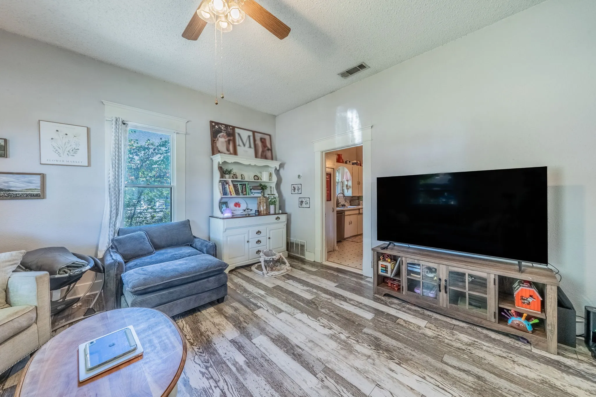 Single Family Residence For Sale in Ellis County , 200 Williams Street, Waxahachie, Texas 75165, 3 Bedroom, 2 Bathroom, Garage spaces, 1,260 Sqft, built in 1905, mls#21407468, Real Estate Agent in Waxahachie, Homes For Sale in Ellis county, Homes For Sale in Waxahachie, Realtor in Waxahachie Texas, Real Estate Brokerage Independent Realty Texas, Luminita Cordes Realtor
