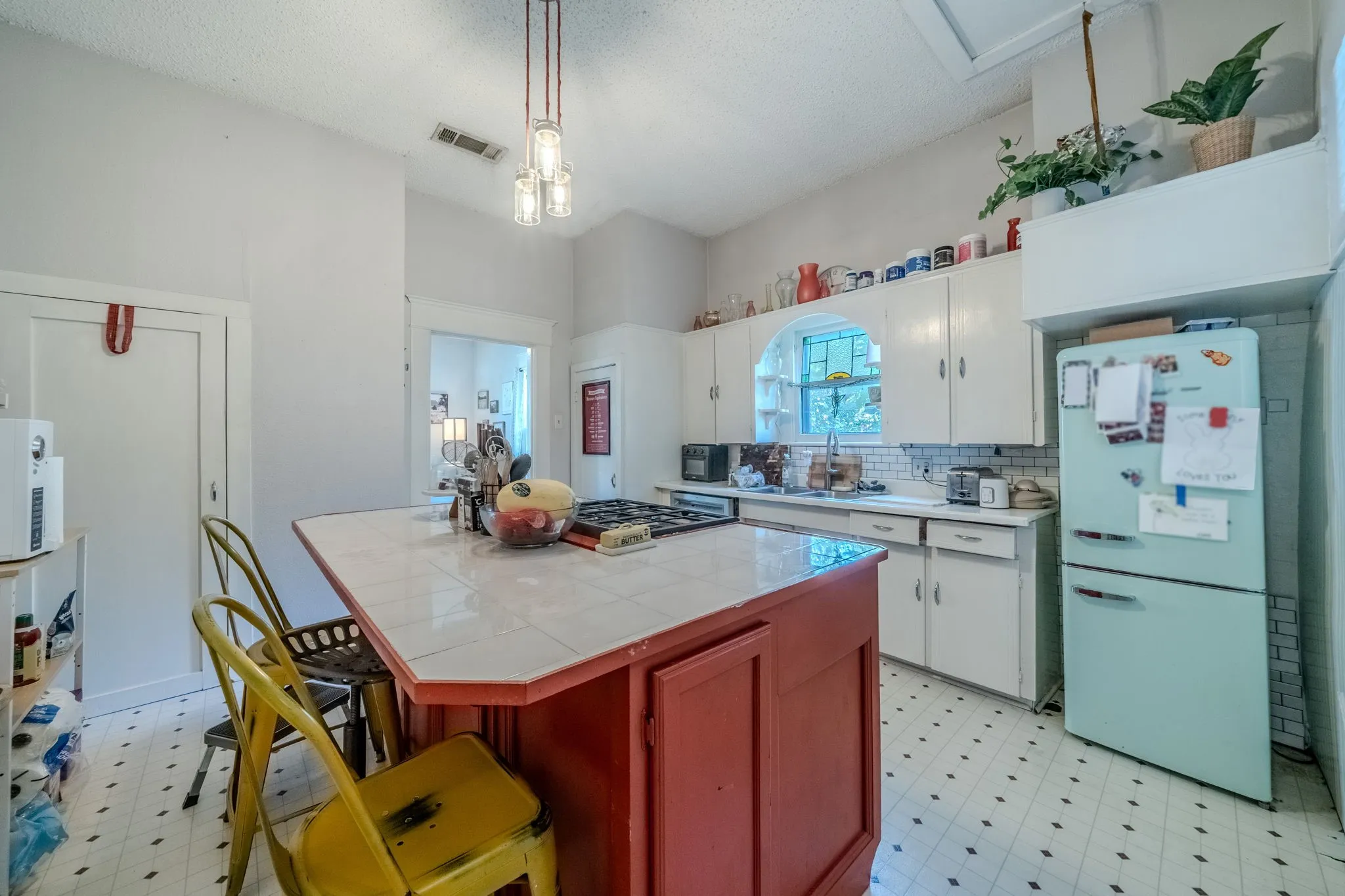 Single Family Residence For Sale in Ellis County , 200 Williams Street, Waxahachie, Texas 75165, 3 Bedroom, 2 Bathroom, Garage spaces, 1,260 Sqft, built in 1905, mls#21407468, Real Estate Agent in Waxahachie, Homes For Sale in Ellis county, Homes For Sale in Waxahachie, Realtor in Waxahachie Texas, Real Estate Brokerage Independent Realty Texas, Luminita Cordes Realtor