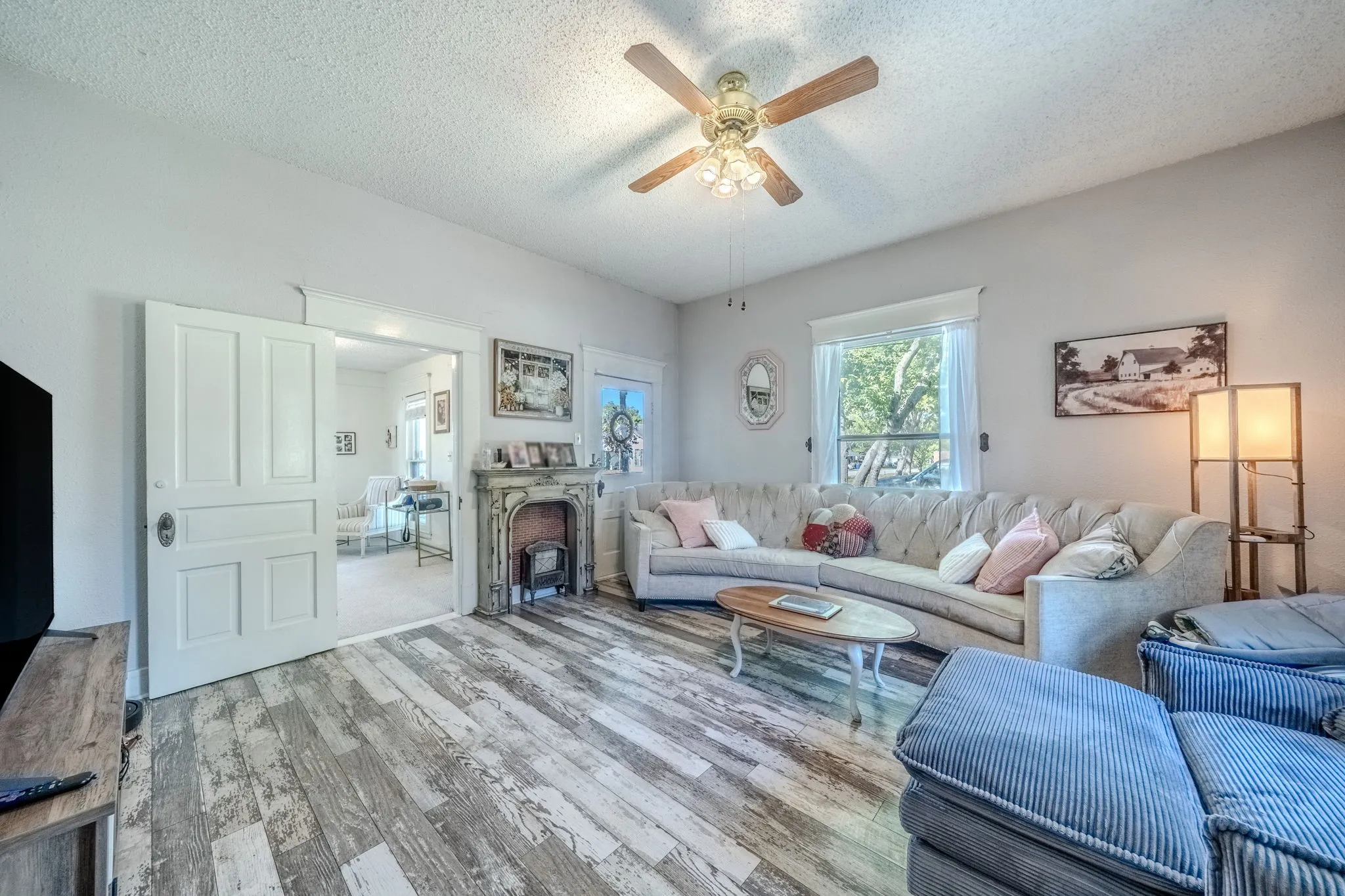 Single Family Residence For Sale in Ellis County , 200 Williams Street, Waxahachie, Texas 75165, 3 Bedroom, 2 Bathroom, Garage spaces, 1,260 Sqft, built in 1905, mls#21407468, Real Estate Agent in Waxahachie, Homes For Sale in Ellis county, Homes For Sale in Waxahachie, Realtor in Waxahachie Texas, Real Estate Brokerage Independent Realty Texas, Luminita Cordes Realtor