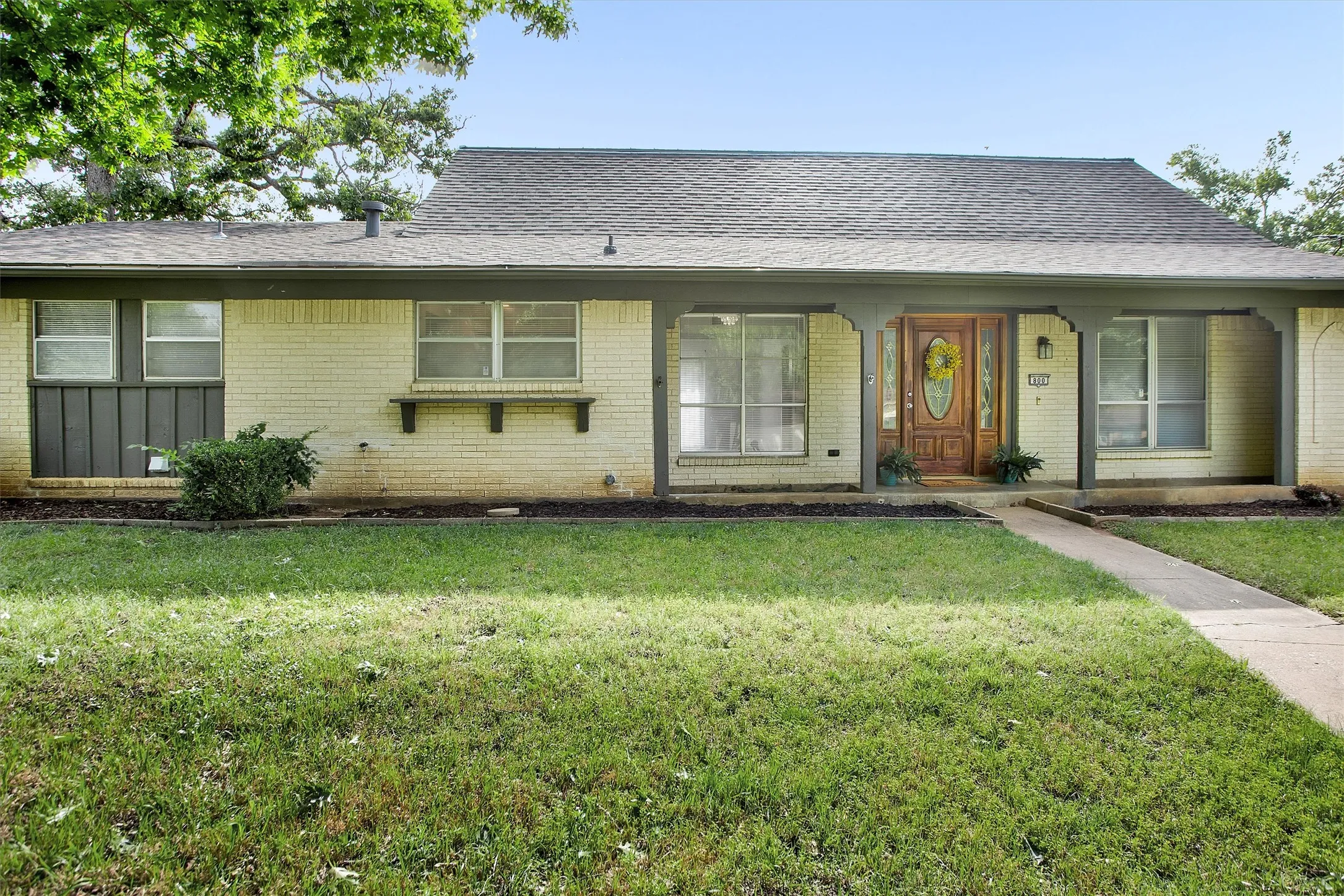 Single Family Residence For Rent in Grayson County , 800 Glen Key Street, Denison, Texas 75020, 3 Bedroom, 2 Bathroom, 2 Garage spaces, 1,717 Sqft, built in 1972, mls#21407456, Real Estate Agent in Denison, Homes For Rent in Grayson county, Homes For Rent in Denison, Realtor in Denison Texas, Real Estate Brokerage Independent Realty Texas, Luminita Cordes Realtor