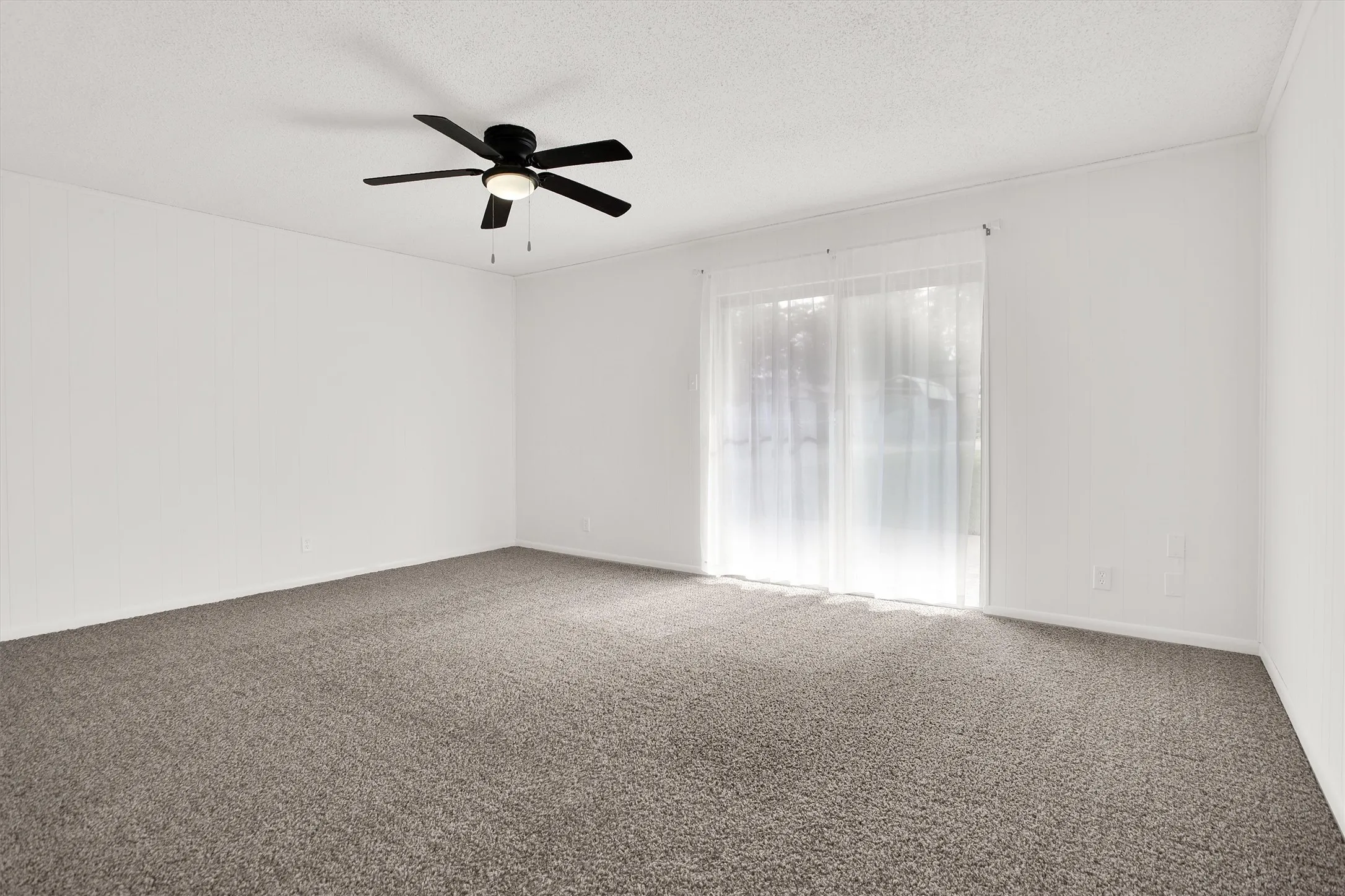 Single Family Residence For Rent in Grayson County , 800 Glen Key Street, Denison, Texas 75020, 3 Bedroom, 2 Bathroom, 2 Garage spaces, 1,717 Sqft, built in 1972, mls#21407456, Real Estate Agent in Denison, Homes For Rent in Grayson county, Homes For Rent in Denison, Realtor in Denison Texas, Real Estate Brokerage Independent Realty Texas, Luminita Cordes Realtor