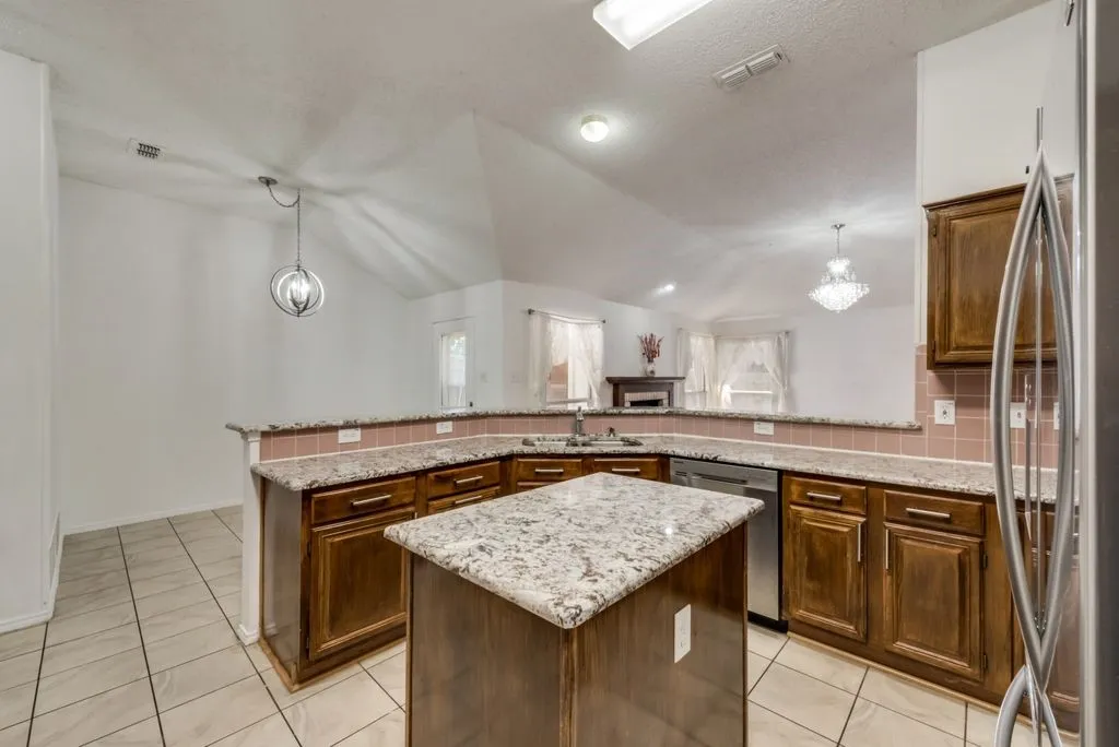Single Family Residence For Rent in Tarrant County , 325 Crestview Drive, Arlington, Texas 76018, 4 Bedroom, 2 Bathroom, 2 Garage spaces, 2,201 Sqft, built in 1995, mls#21407762, Real Estate Agent in Arlington, Homes For Rent in Tarrant county, Homes For Rent in Arlington, Realtor in Arlington Texas, Real Estate Brokerage Independent Realty Texas, Luminita Cordes Realtor