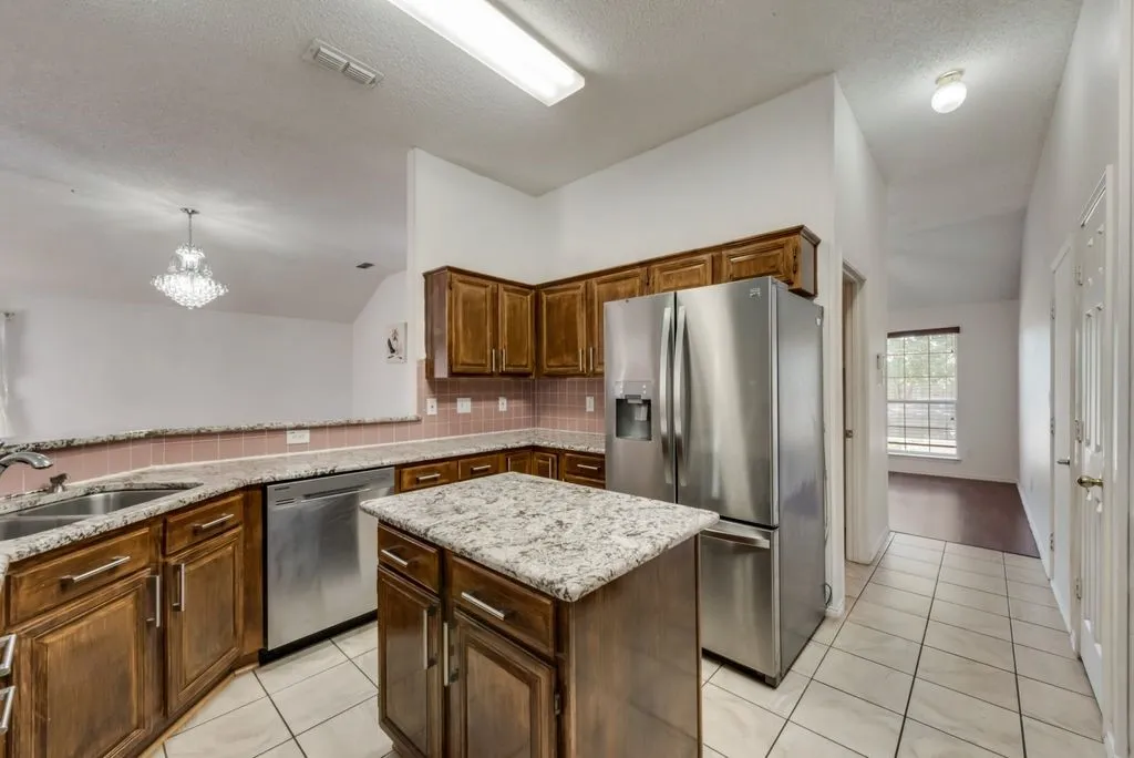 Single Family Residence For Rent in Tarrant County , 325 Crestview Drive, Arlington, Texas 76018, 4 Bedroom, 2 Bathroom, 2 Garage spaces, 2,201 Sqft, built in 1995, mls#21407762, Real Estate Agent in Arlington, Homes For Rent in Tarrant county, Homes For Rent in Arlington, Realtor in Arlington Texas, Real Estate Brokerage Independent Realty Texas, Luminita Cordes Realtor