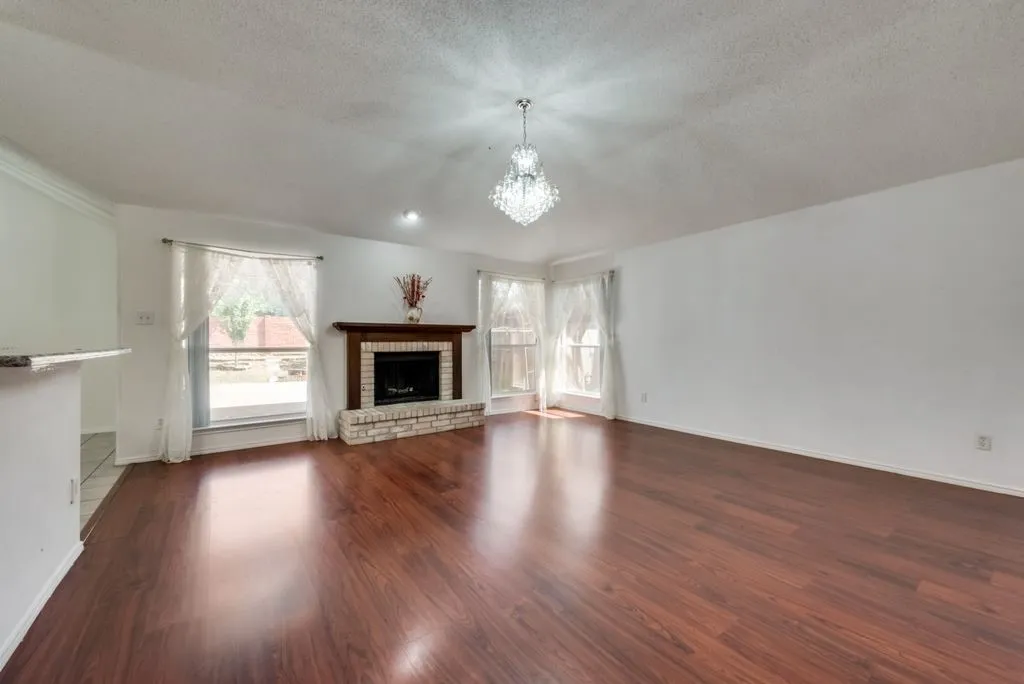 Single Family Residence For Rent in Tarrant County , 325 Crestview Drive, Arlington, Texas 76018, 4 Bedroom, 2 Bathroom, 2 Garage spaces, 2,201 Sqft, built in 1995, mls#21407762, Real Estate Agent in Arlington, Homes For Rent in Tarrant county, Homes For Rent in Arlington, Realtor in Arlington Texas, Real Estate Brokerage Independent Realty Texas, Luminita Cordes Realtor
