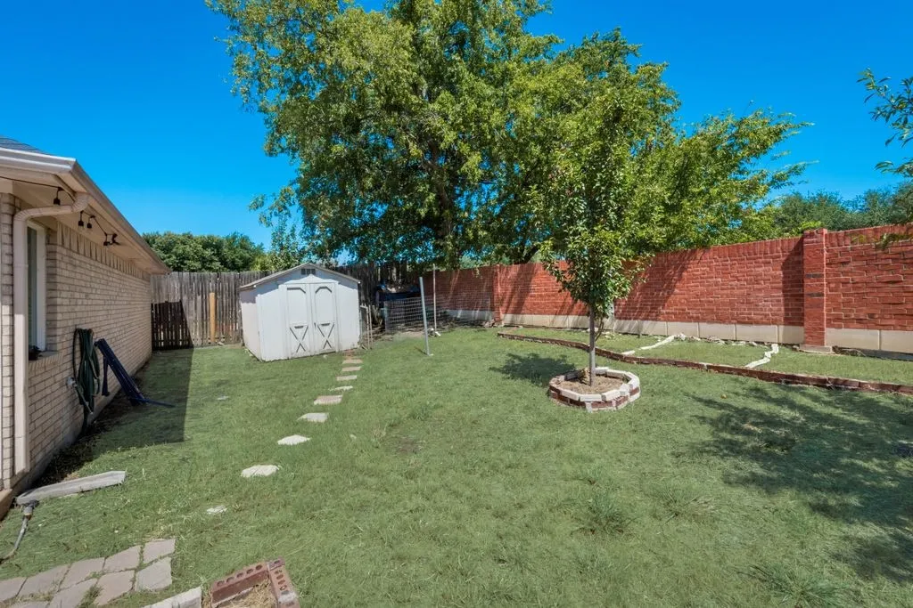 Single Family Residence For Rent in Tarrant County , 325 Crestview Drive, Arlington, Texas 76018, 4 Bedroom, 2 Bathroom, 2 Garage spaces, 2,201 Sqft, built in 1995, mls#21407762, Real Estate Agent in Arlington, Homes For Rent in Tarrant county, Homes For Rent in Arlington, Realtor in Arlington Texas, Real Estate Brokerage Independent Realty Texas, Luminita Cordes Realtor