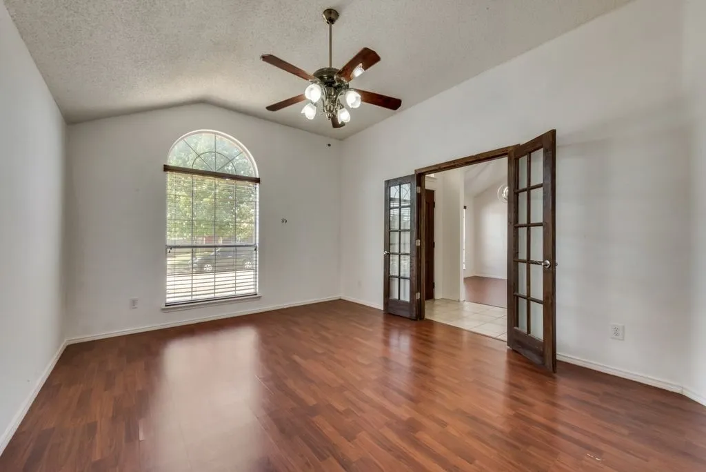 Single Family Residence For Rent in Tarrant County , 325 Crestview Drive, Arlington, Texas 76018, 4 Bedroom, 2 Bathroom, 2 Garage spaces, 2,201 Sqft, built in 1995, mls#21407762, Real Estate Agent in Arlington, Homes For Rent in Tarrant county, Homes For Rent in Arlington, Realtor in Arlington Texas, Real Estate Brokerage Independent Realty Texas, Luminita Cordes Realtor