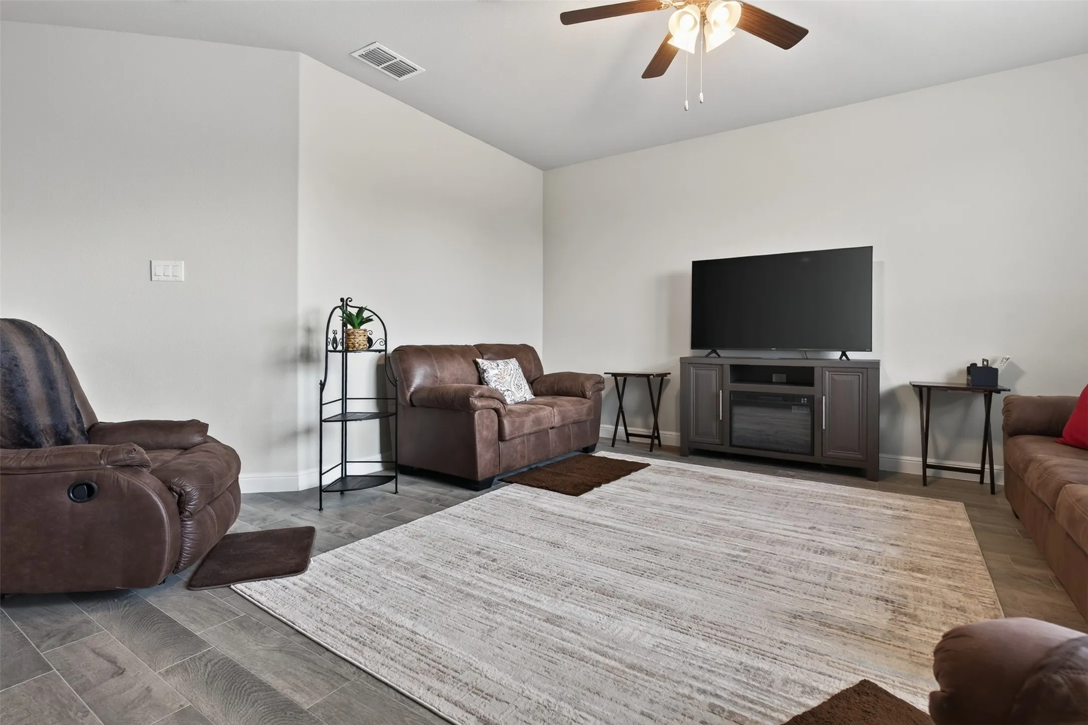Single Family Residence For Rent in Johnson County , 1203 Larkspur Lane, Cleburne, Texas 76033, 4 Bedroom, 2 Bathroom, 3 Garage spaces, 1,848 Sqft, built in 2020, mls#21407763, Real Estate Agent in Cleburne, Homes For Rent in Johnson county, Homes For Rent in Cleburne, Realtor in Cleburne Texas, Real Estate Brokerage Independent Realty Texas, Luminita Cordes Realtor