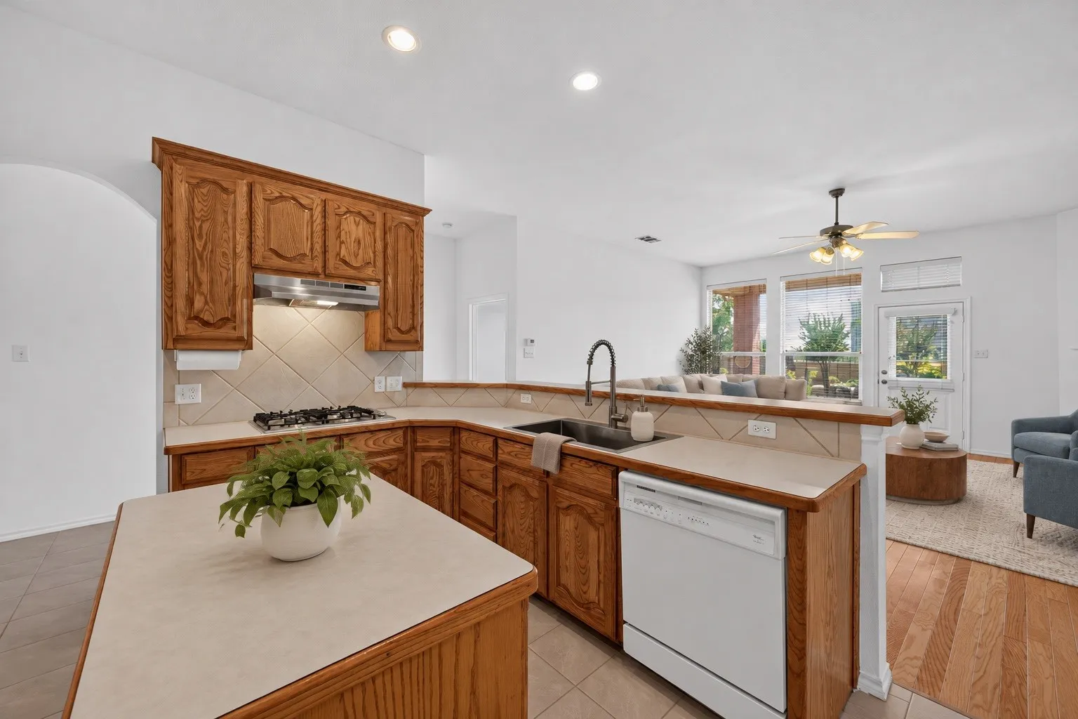 Single Family Residence For Sale in Tarrant County , 2720 Gray Rock Drive, Fort Worth, Texas 76131, 3 Bedroom, 2 Bathroom, 2 Garage spaces, 2,035 Sqft, built in 2003, mls#21374232, Real Estate Agent in Fort Worth, Homes For Sale in Tarrant county, Homes For Sale in Fort Worth, Realtor in Fort Worth Texas, Real Estate Brokerage Independent Realty Texas, Luminita Cordes Realtor