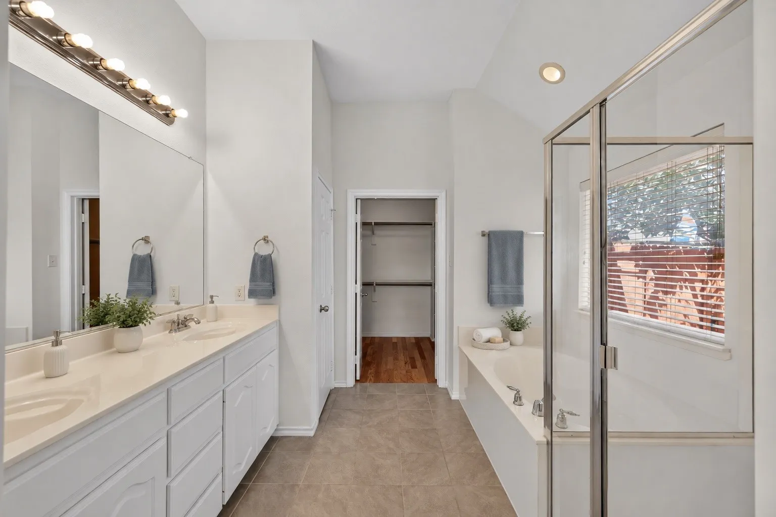 Single Family Residence For Sale in Tarrant County , 2720 Gray Rock Drive, Fort Worth, Texas 76131, 3 Bedroom, 2 Bathroom, 2 Garage spaces, 2,035 Sqft, built in 2003, mls#21374232, Real Estate Agent in Fort Worth, Homes For Sale in Tarrant county, Homes For Sale in Fort Worth, Realtor in Fort Worth Texas, Real Estate Brokerage Independent Realty Texas, Luminita Cordes Realtor